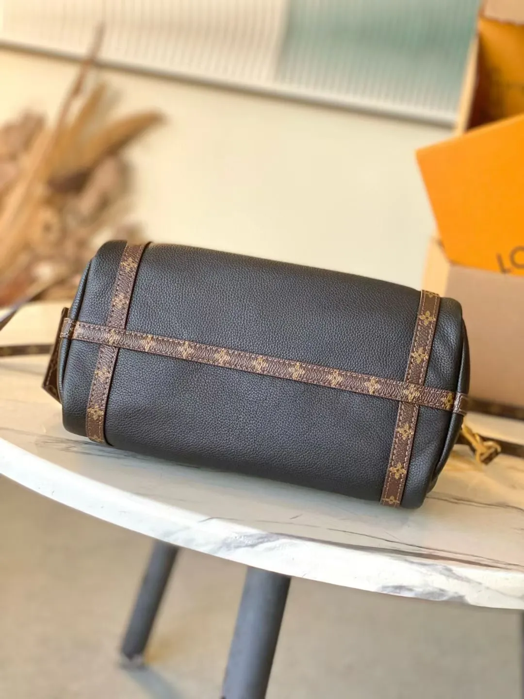💰1040 (first-grain leather) top original order M26039 This small Express handbag can be called an urban luxury product. Its design is inspired by the brand's classic Keepall travel bag. It is carefully made of fine cow leather and decorated with Monogram classic pattern trim and lining. It is matched with metal parts and the iconic key bag and padlock, showing the essence of Louis Vuitton's travel tradition. The compact size can accommodate daily belongings and can be carried in various ways, making it suitable for modern urban life. Dimensions: 26 × 17 × 13.5 cm