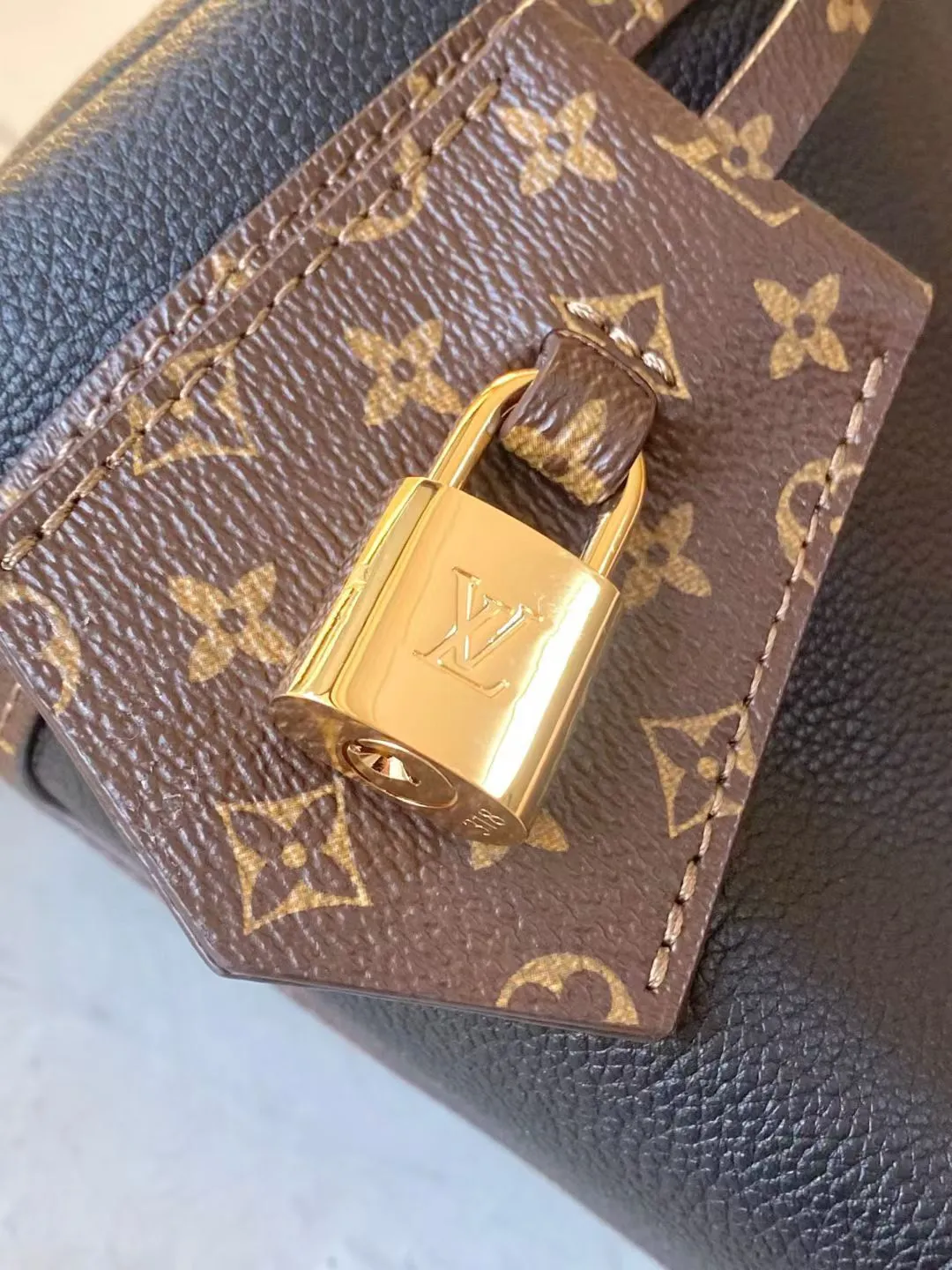 💰1040 (first-grain leather) top original order M26039 This small Express handbag can be called an urban luxury product. Its design is inspired by the brand's classic Keepall travel bag. It is carefully made of fine cow leather and decorated with Monogram classic pattern trim and lining. It is matched with metal parts and the iconic key bag and padlock, showing the essence of Louis Vuitton's travel tradition. The compact size can accommodate daily belongings and can be carried in various ways, making it suitable for modern urban life. Dimensions: 26 × 17 × 13.5 cm