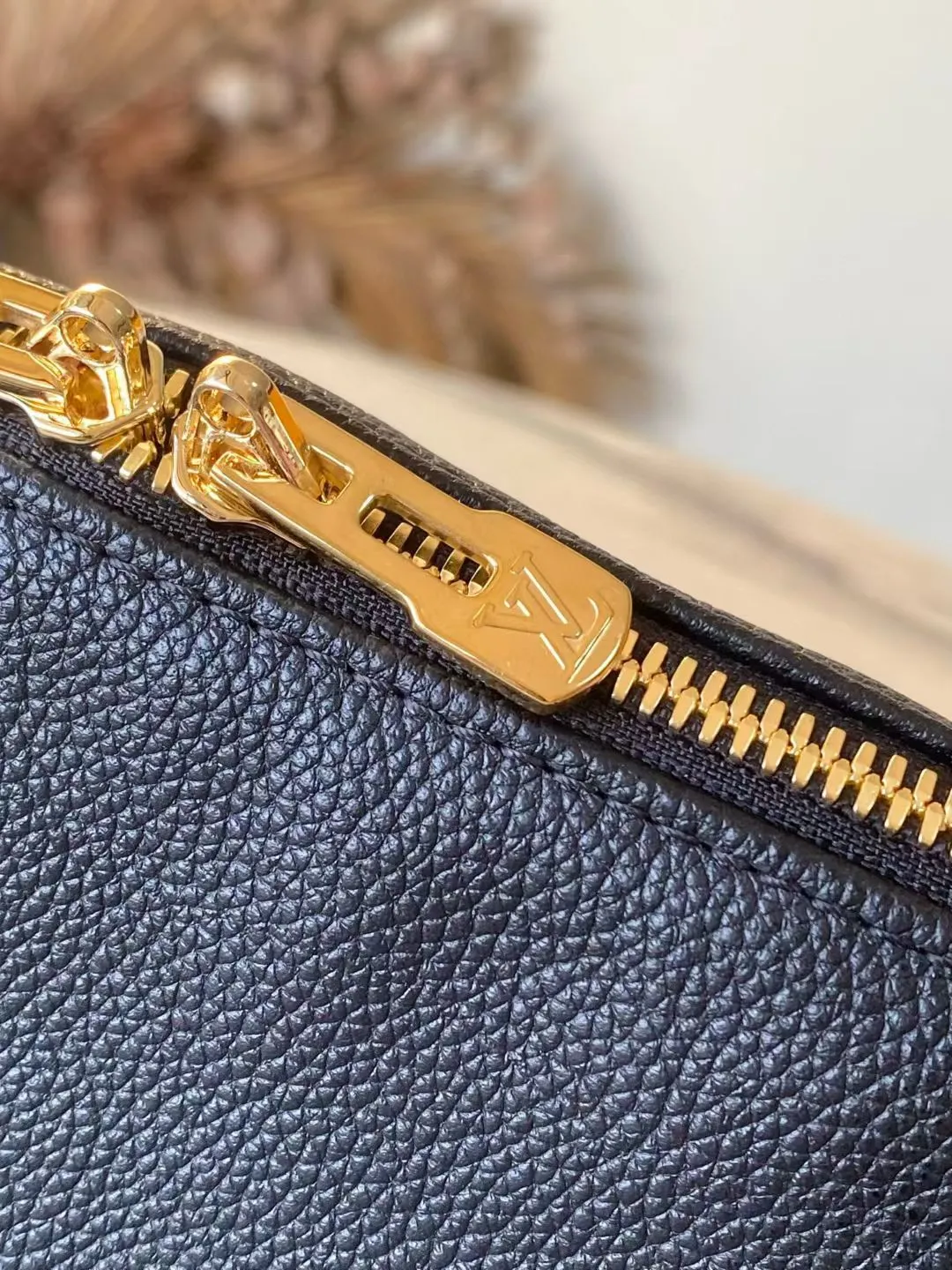 💰1040 (first-grain leather) top original order M26039 This small Express handbag can be called an urban luxury product. Its design is inspired by the brand's classic Keepall travel bag. It is carefully made of fine cow leather and decorated with Monogram classic pattern trim and lining. It is matched with metal parts and the iconic key bag and padlock, showing the essence of Louis Vuitton's travel tradition. The compact size can accommodate daily belongings and can be carried in various ways, making it suitable for modern urban life. Dimensions: 26 × 17 × 13.5 cm