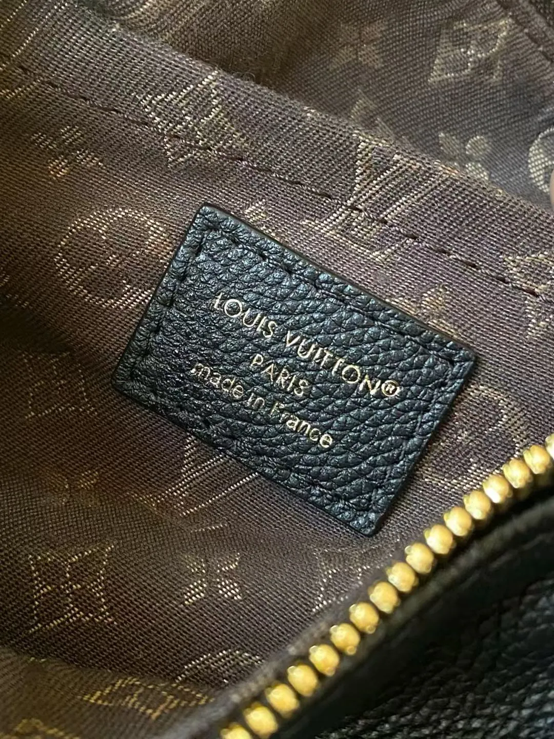 💰1040 (first-grain leather) top original order M26039 This small Express handbag can be called an urban luxury product. Its design is inspired by the brand's classic Keepall travel bag. It is carefully made of fine cow leather and decorated with Monogram classic pattern trim and lining. It is matched with metal parts and the iconic key bag and padlock, showing the essence of Louis Vuitton's travel tradition. The compact size can accommodate daily belongings and can be carried in various ways, making it suitable for modern urban life. Dimensions: 26 × 17 × 13.5 cm