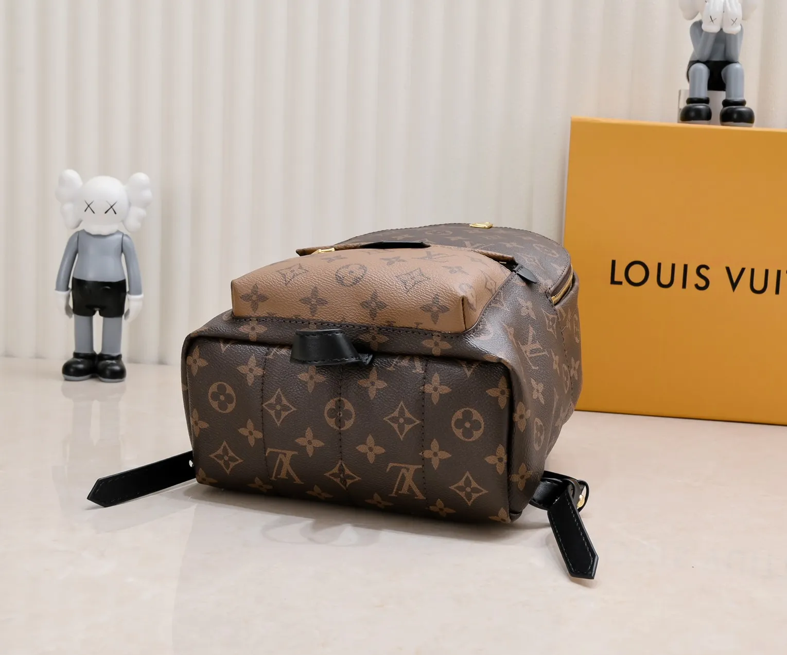 Upgraded original version, (new backpack) Mini 240💰Medium 260💰Large 300💰 Actual pictures Mini M44873, Medium 44871, 41560, 41561, 41562 Presbyopic MONOGRAM BACKPACK Double backpack, this backpack that shines in the 2017 early spring series fashion show has a fashionable style and strong functionality. It is the perfect choice for urban wanderers. It continues the extremely gorgeous appearance and reflects the unique LV characteristics in countless details. Fine decorations such as calfskin trim and engraved zipper pulls complement the loose and soft Monogram canvas. Large size 28*33*16, medium size 22*29*16, mini size 16*21*10