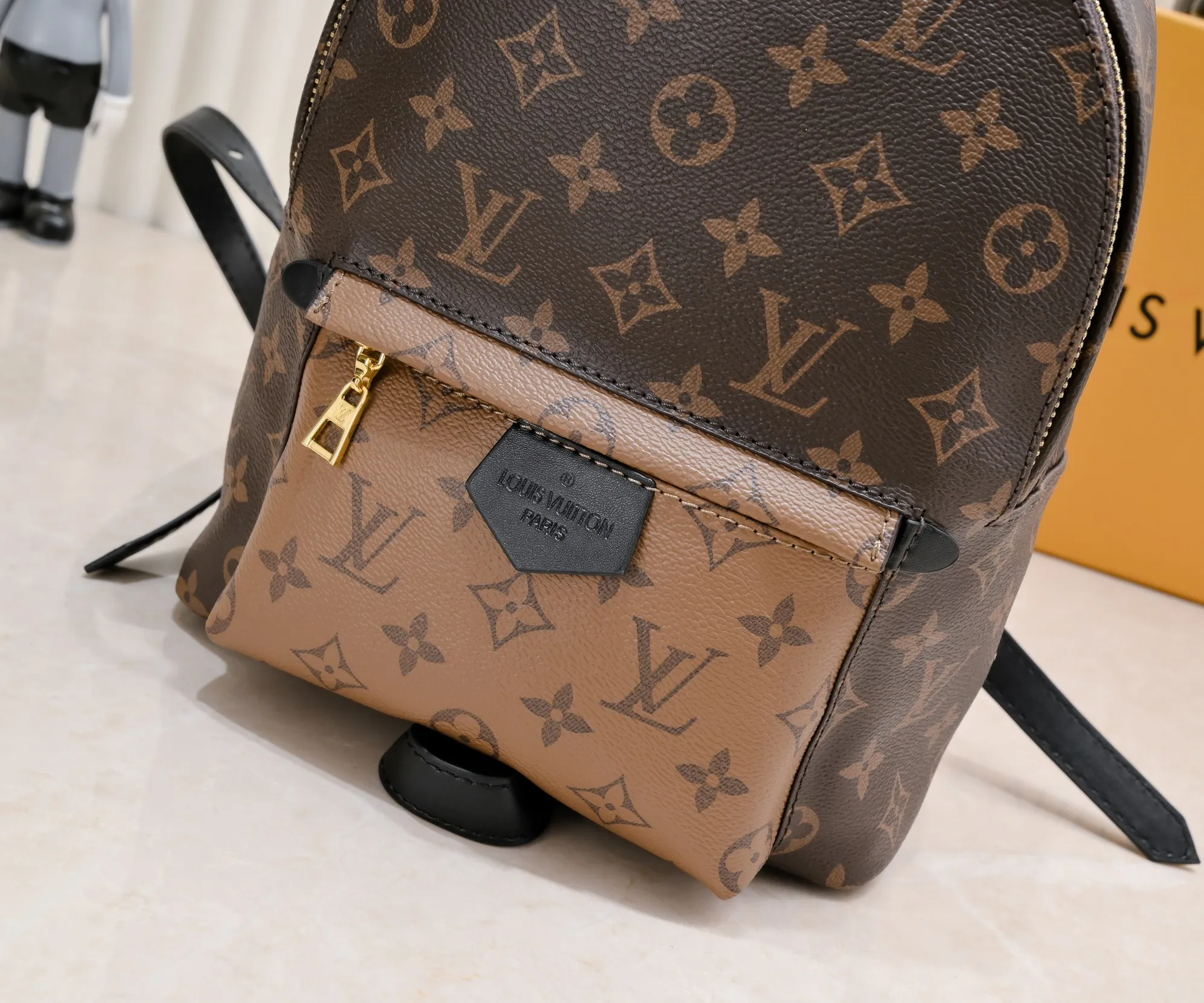 Upgraded original version, (new backpack) Mini 240💰Medium 260💰Large 300💰 Actual pictures Mini M44873, Medium 44871, 41560, 41561, 41562 Presbyopic MONOGRAM BACKPACK Double backpack, this backpack that shines in the 2017 early spring series fashion show has a fashionable style and strong functionality. It is the perfect choice for urban wanderers. It continues the extremely gorgeous appearance and reflects the unique LV characteristics in countless details. Fine decorations such as calfskin trim and engraved zipper pulls complement the loose and soft Monogram canvas. Large size 28*33*16, medium size 22*29*16, mini size 16*21*10