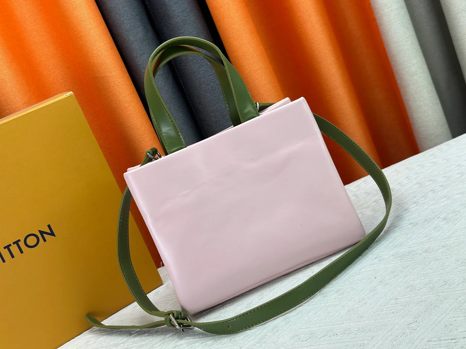 P280 M13940 Presbyopia Orange Pink Grass Green PHARREL and NIGO collection's joint series top original order This Shopper medium handbag draws inspiration from Louis Vuitton shopping bags, with the words Louis Vuitton and Maison Fondée En 1854 written on soft cow leather, with a top handle and a detachable shoulder strap. 25x19x11 • Cow leather • Cow leather trim • Textile lining • Metal hardware • Musketon closure • Main compartment • Zip pocket • Double patch pockets • Handles: Double handle