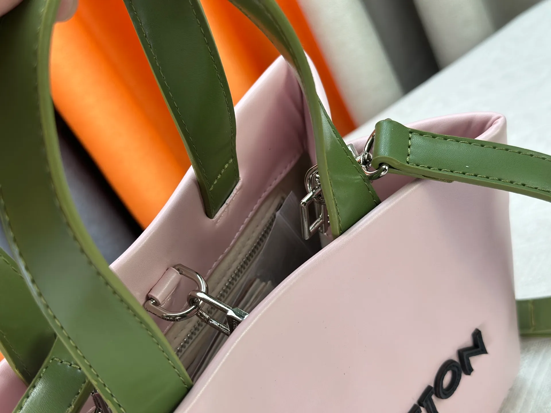 P280 M13940 Presbyopia Orange Pink Grass Green PHARREL and NIGO collection's joint series top original order This Shopper medium handbag draws inspiration from Louis Vuitton shopping bags, with the words Louis Vuitton and Maison Fondée En 1854 written on soft cow leather, with a top handle and a detachable shoulder strap. 25x19x11 • Cow leather • Cow leather trim • Textile lining • Metal hardware • Musketon closure • Main compartment • Zip pocket • Double patch pockets • Handles: Double handle
