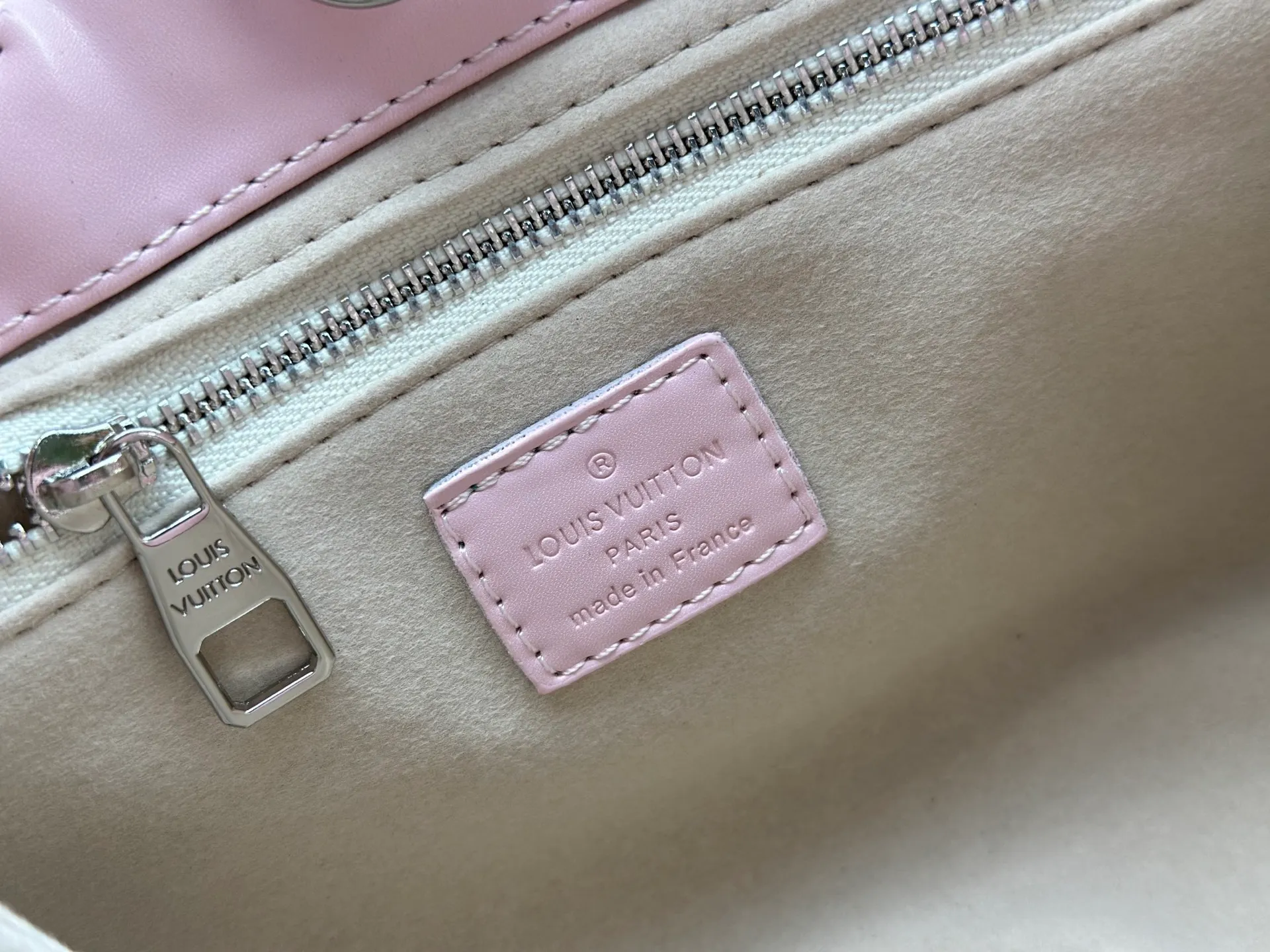P280 M13940 Presbyopia Orange Pink Grass Green PHARREL and NIGO collection's joint series top original order This Shopper medium handbag draws inspiration from Louis Vuitton shopping bags, with the words Louis Vuitton and Maison Fondée En 1854 written on soft cow leather, with a top handle and a detachable shoulder strap. 25x19x11 • Cow leather • Cow leather trim • Textile lining • Metal hardware • Musketon closure • Main compartment • Zip pocket • Double patch pockets • Handles: Double handle