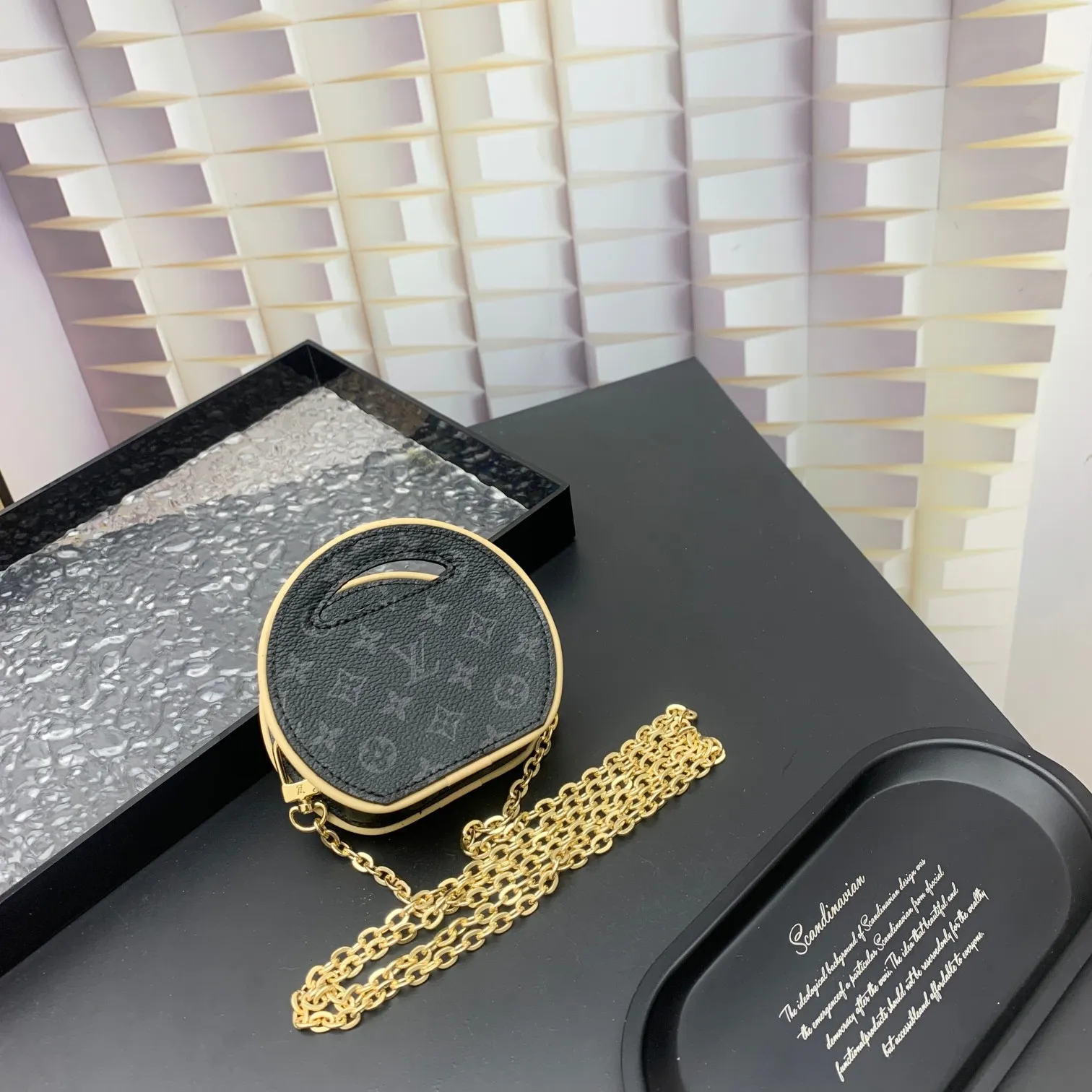 💰200 new update This Around Me handbag is made of Monogram coated canvas, interpreting the inspiration of the brand's LV Circle logo. The logo was created in the 1920s and is used in Louis Vuitton stores and advertising. Shown on the Spring/Summer 2024 runway, this sleek bag features an integrated handle for a simple yet elegant look. Exquisite configuration releases trendy style.