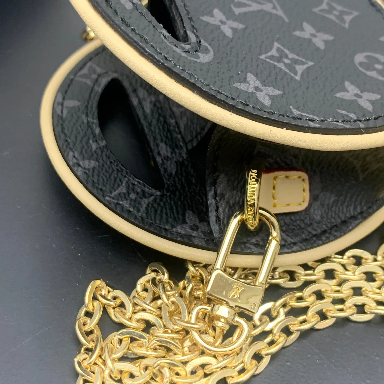 💰200 new update This Around Me handbag is made of Monogram coated canvas, interpreting the inspiration of the brand's LV Circle logo. The logo was created in the 1920s and is used in Louis Vuitton stores and advertising. Shown on the Spring/Summer 2024 runway, this sleek bag features an integrated handle for a simple yet elegant look. Exquisite configuration releases trendy style.