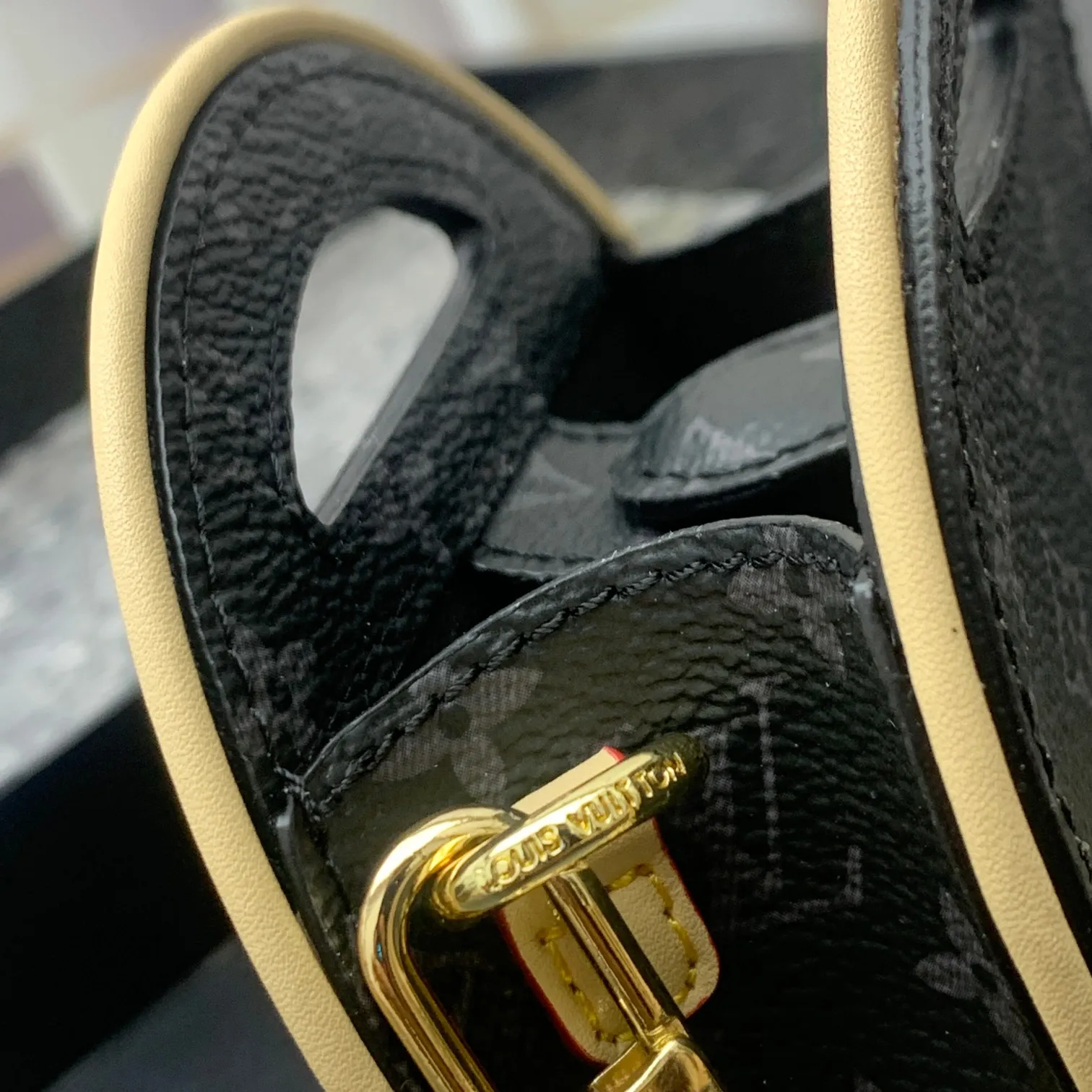 💰200 new update This Around Me handbag is made of Monogram coated canvas, interpreting the inspiration of the brand's LV Circle logo. The logo was created in the 1920s and is used in Louis Vuitton stores and advertising. Shown on the Spring/Summer 2024 runway, this sleek bag features an integrated handle for a simple yet elegant look. Exquisite configuration releases trendy style.