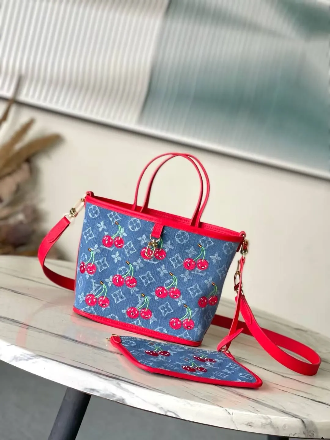 💰1180 Top Original Order M14997 This Neverfull Inside Out BB handbag comes from the Louis Vuitton Cherry embroidery pays homage to the Japanese artist's distinctive style, and a removable denim zip pocket completes the design. Dimensions: 26.5 × 16.5 × 11 cm