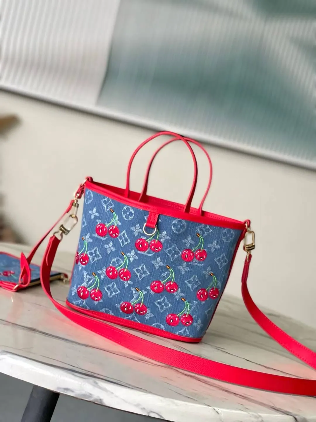 💰1180 Top Original Order M14997 This Neverfull Inside Out BB handbag comes from the Louis Vuitton Cherry embroidery pays homage to the Japanese artist's distinctive style, and a removable denim zip pocket completes the design. Dimensions: 26.5 × 16.5 × 11 cm