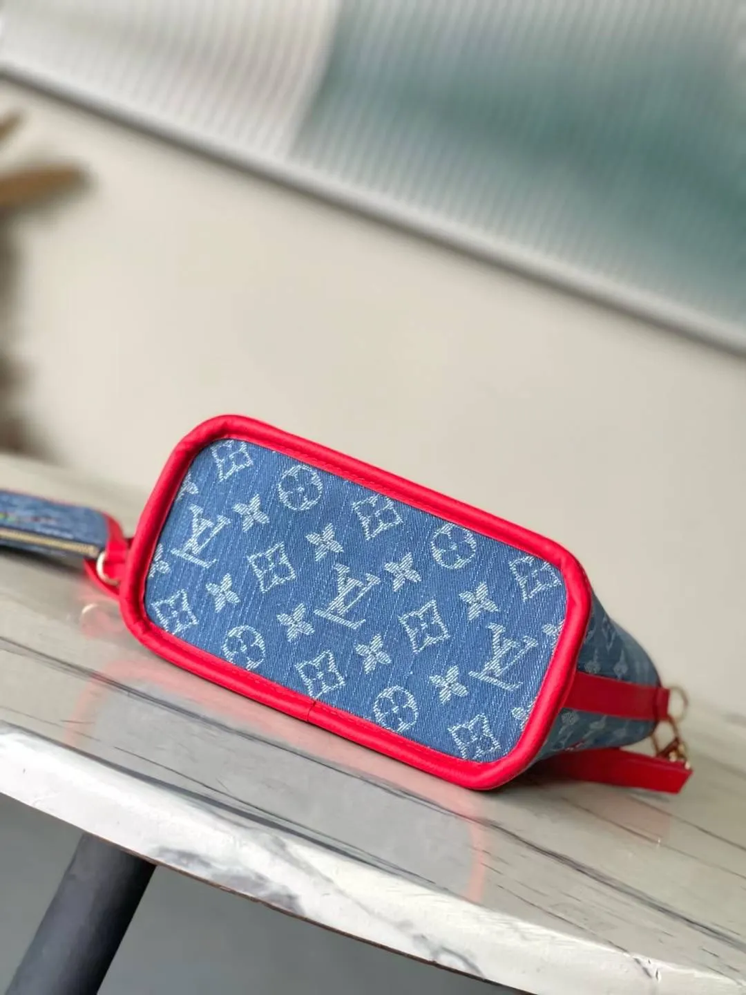 💰1180 Top Original Order M14997 This Neverfull Inside Out BB handbag comes from the Louis Vuitton Cherry embroidery pays homage to the Japanese artist's distinctive style, and a removable denim zip pocket completes the design. Dimensions: 26.5 × 16.5 × 11 cm
