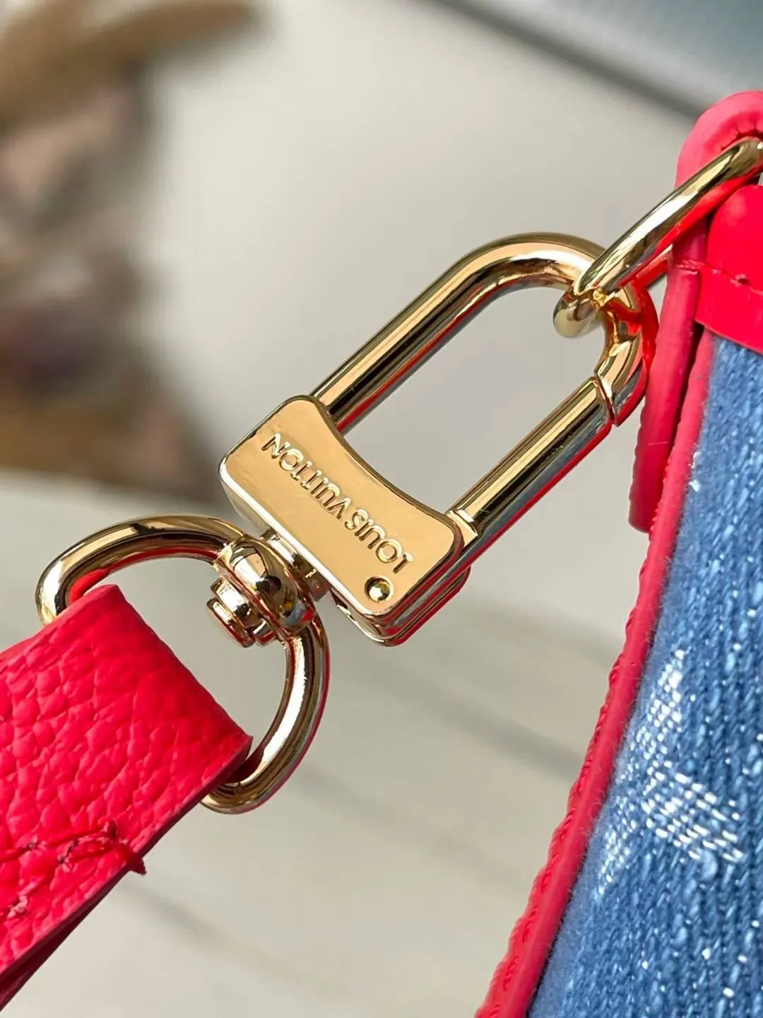 💰1180 Top Original Order M14997 This Neverfull Inside Out BB handbag comes from the Louis Vuitton Cherry embroidery pays homage to the Japanese artist's distinctive style, and a removable denim zip pocket completes the design. Dimensions: 26.5 × 16.5 × 11 cm