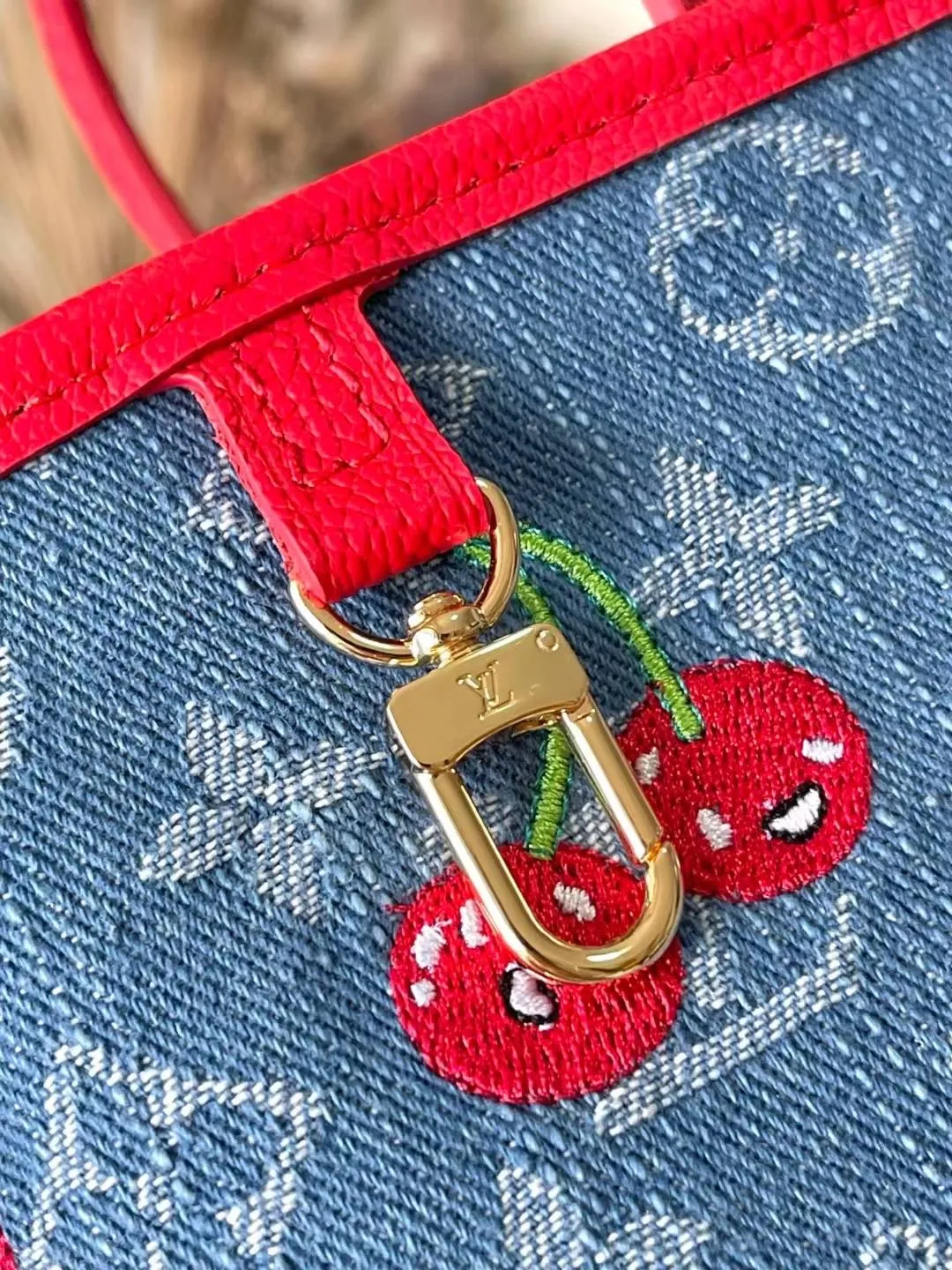 💰1180 Top Original Order M14997 This Neverfull Inside Out BB handbag comes from the Louis Vuitton Cherry embroidery pays homage to the Japanese artist's distinctive style, and a removable denim zip pocket completes the design. Dimensions: 26.5 × 16.5 × 11 cm