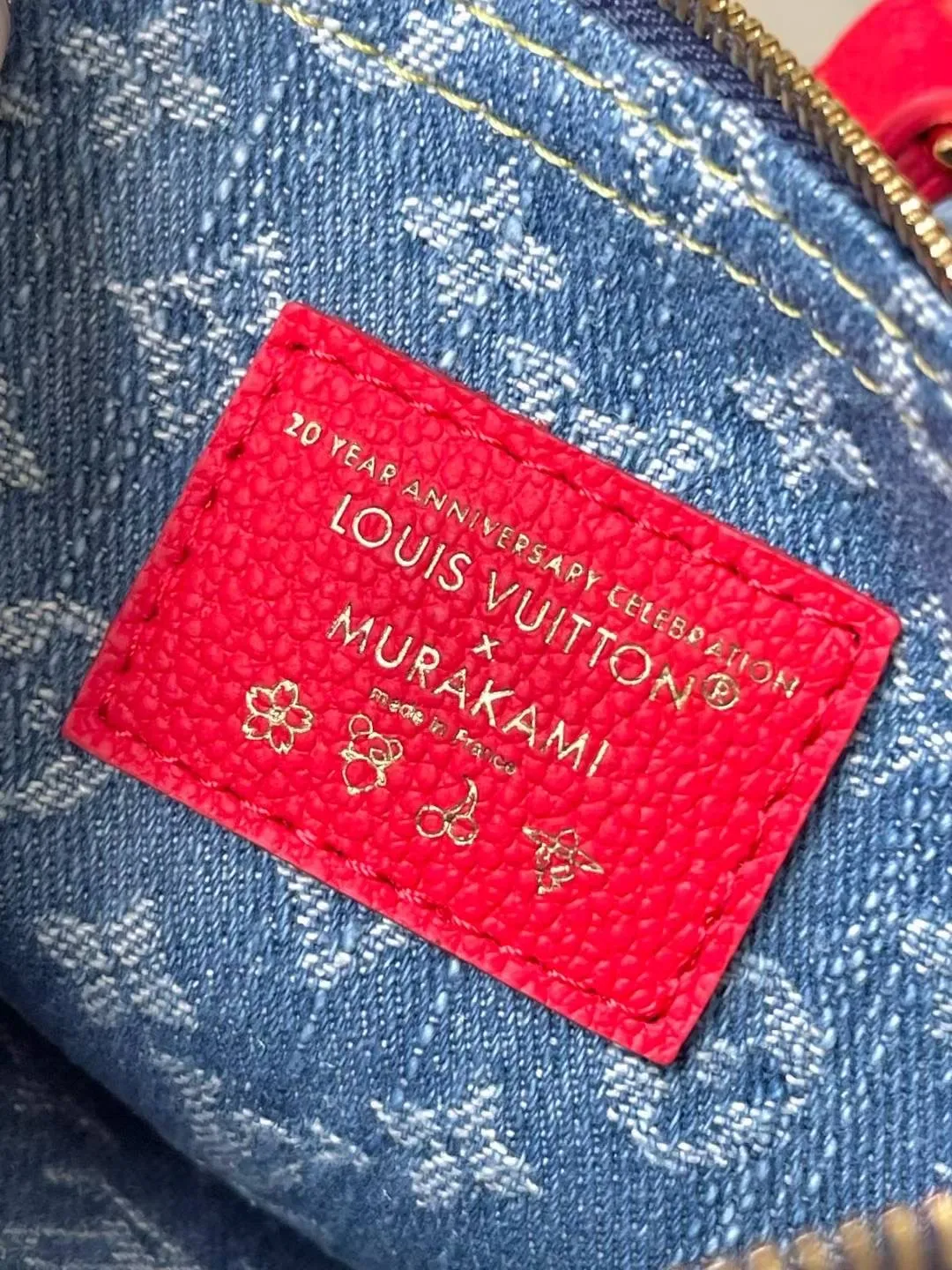 💰1180 Top Original Order M14997 This Neverfull Inside Out BB handbag comes from the Louis Vuitton Cherry embroidery pays homage to the Japanese artist's distinctive style, and a removable denim zip pocket completes the design. Dimensions: 26.5 × 16.5 × 11 cm