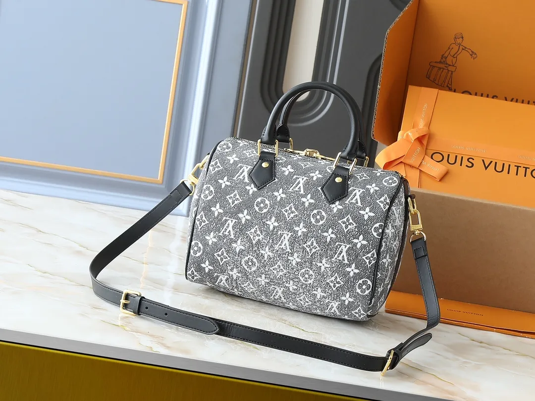 💰260💰Upgraded from the original M46736 M59273 M58947 M21464 M59609, the Speedy Bandoulière 25 handbag makes an eye-catching reappearance in the 2021 autumn Wild at Heart capsule series. It is embossed with oversized LV letters in Monogram Empreinte leather, and the detachable shoulder strap adds a crossbody option. Dimensions: 25.0 x 19.0 x 15.0 cm (L x H x W).