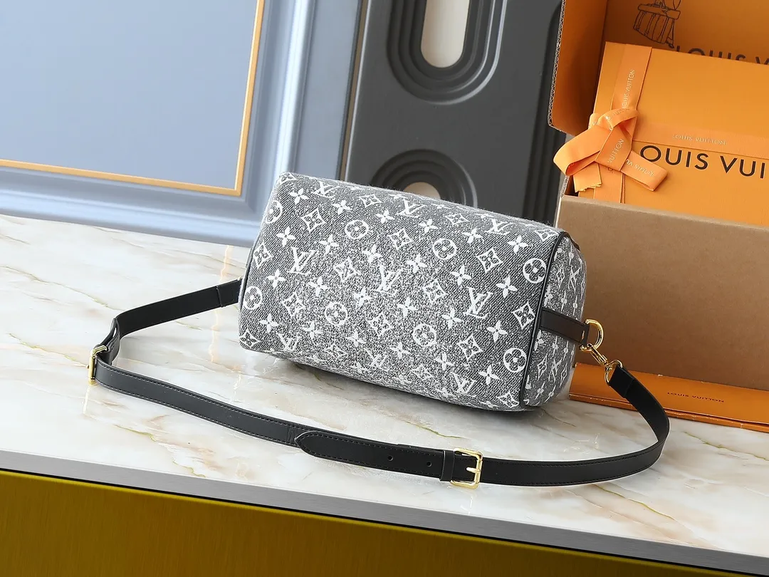 💰260💰Upgraded from the original M46736 M59273 M58947 M21464 M59609, the Speedy Bandoulière 25 handbag makes an eye-catching reappearance in the 2021 autumn Wild at Heart capsule series. It is embossed with oversized LV letters in Monogram Empreinte leather, and the detachable shoulder strap adds a crossbody option. Dimensions: 25.0 x 19.0 x 15.0 cm (L x H x W).