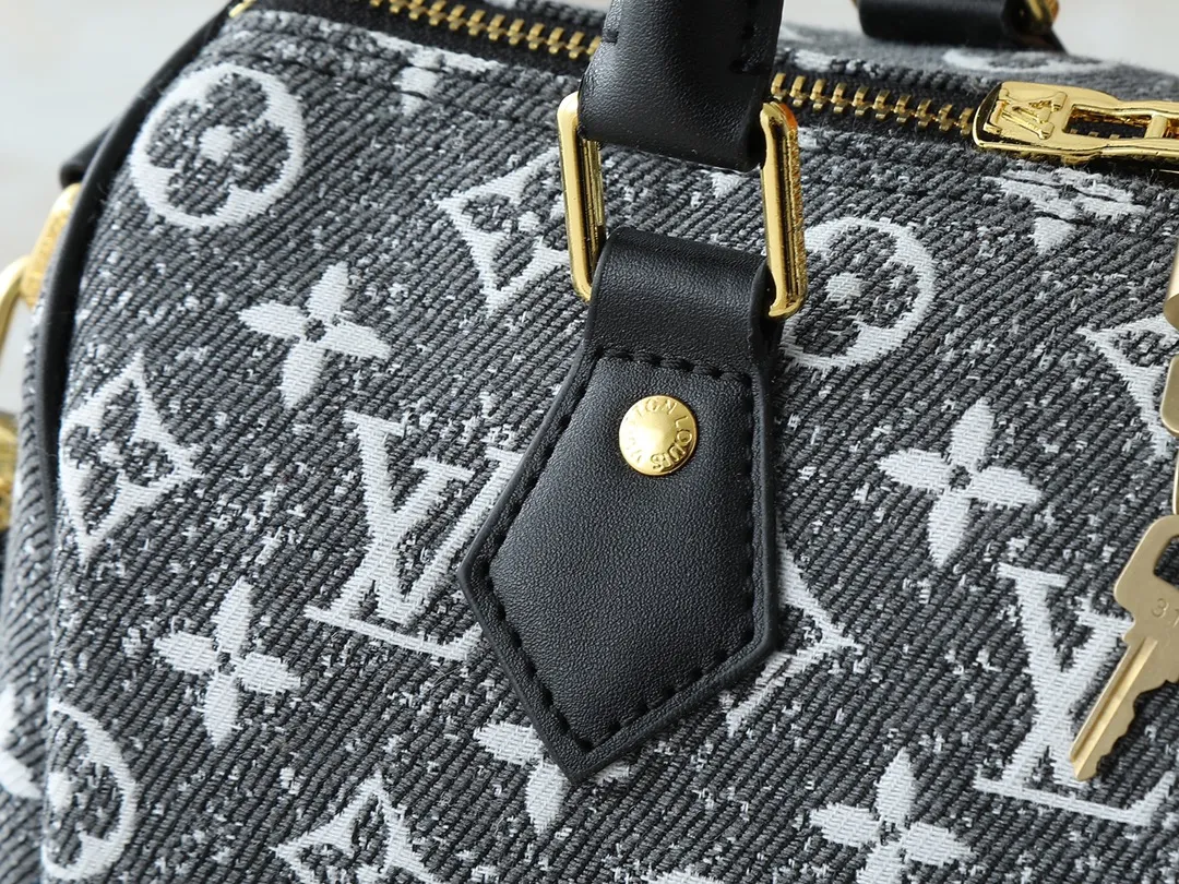 💰260💰Upgraded from the original M46736 M59273 M58947 M21464 M59609, the Speedy Bandoulière 25 handbag makes an eye-catching reappearance in the 2021 autumn Wild at Heart capsule series. It is embossed with oversized LV letters in Monogram Empreinte leather, and the detachable shoulder strap adds a crossbody option. Dimensions: 25.0 x 19.0 x 15.0 cm (L x H x W).
