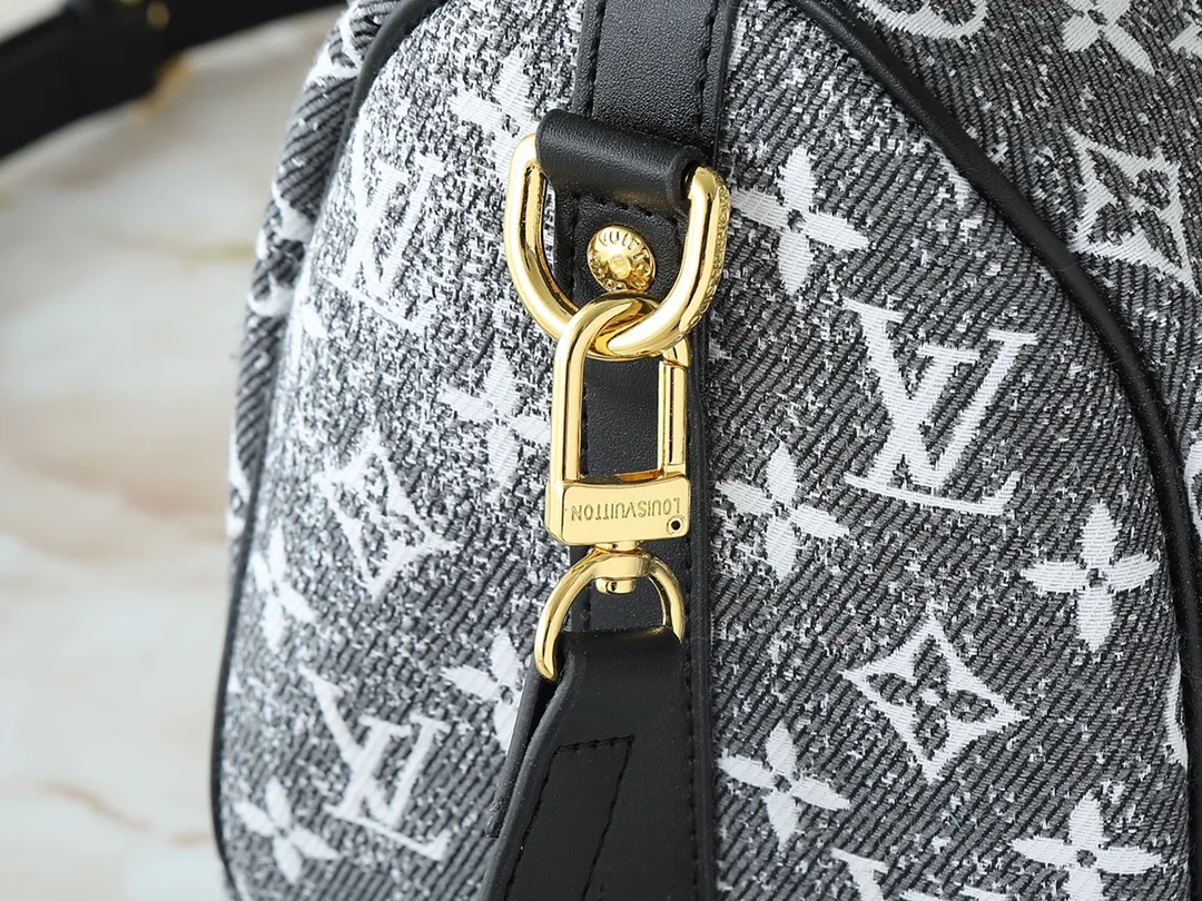 💰260💰Upgraded from the original M46736 M59273 M58947 M21464 M59609, the Speedy Bandoulière 25 handbag makes an eye-catching reappearance in the 2021 autumn Wild at Heart capsule series. It is embossed with oversized LV letters in Monogram Empreinte leather, and the detachable shoulder strap adds a crossbody option. Dimensions: 25.0 x 19.0 x 15.0 cm (L x H x W).