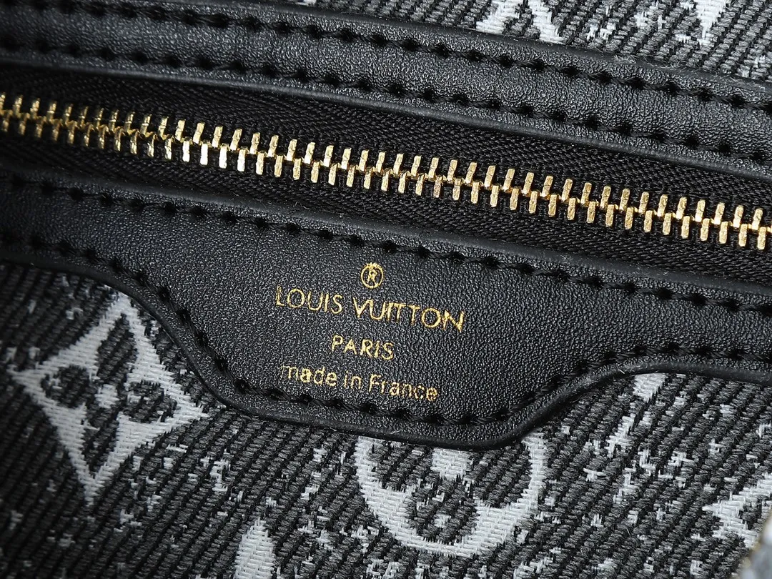 💰260💰Upgraded from the original M46736 M59273 M58947 M21464 M59609, the Speedy Bandoulière 25 handbag makes an eye-catching reappearance in the 2021 autumn Wild at Heart capsule series. It is embossed with oversized LV letters in Monogram Empreinte leather, and the detachable shoulder strap adds a crossbody option. Dimensions: 25.0 x 19.0 x 15.0 cm (L x H x W).