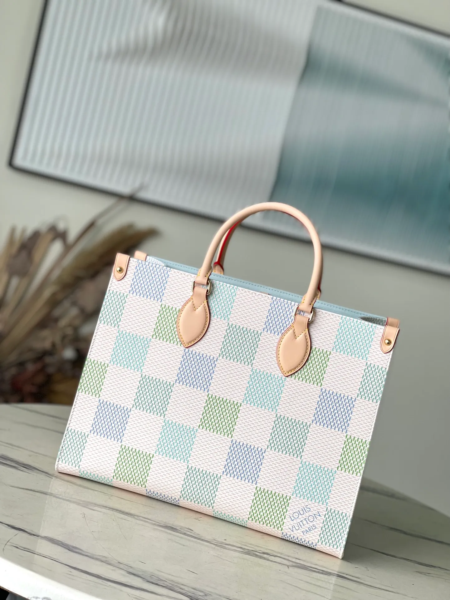 💰980 Top Original Order N40518 This OnTheGo medium handbag is made of Damier Giant canvas diffusely dyed in pastel colors. Ample configuration can accommodate a 13-inch laptop. Leather handles and a slim interior strap provide additional carrying options. Dimensions: 35 × 27 × 14 cm