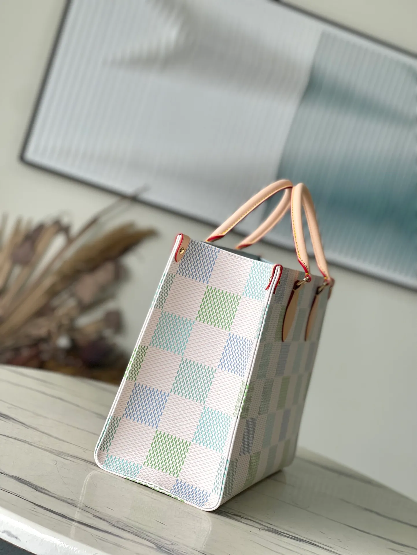 💰980 Top Original Order N40518 This OnTheGo medium handbag is made of Damier Giant canvas diffusely dyed in pastel colors. Ample configuration can accommodate a 13-inch laptop. Leather handles and a slim interior strap provide additional carrying options. Dimensions: 35 × 27 × 14 cm