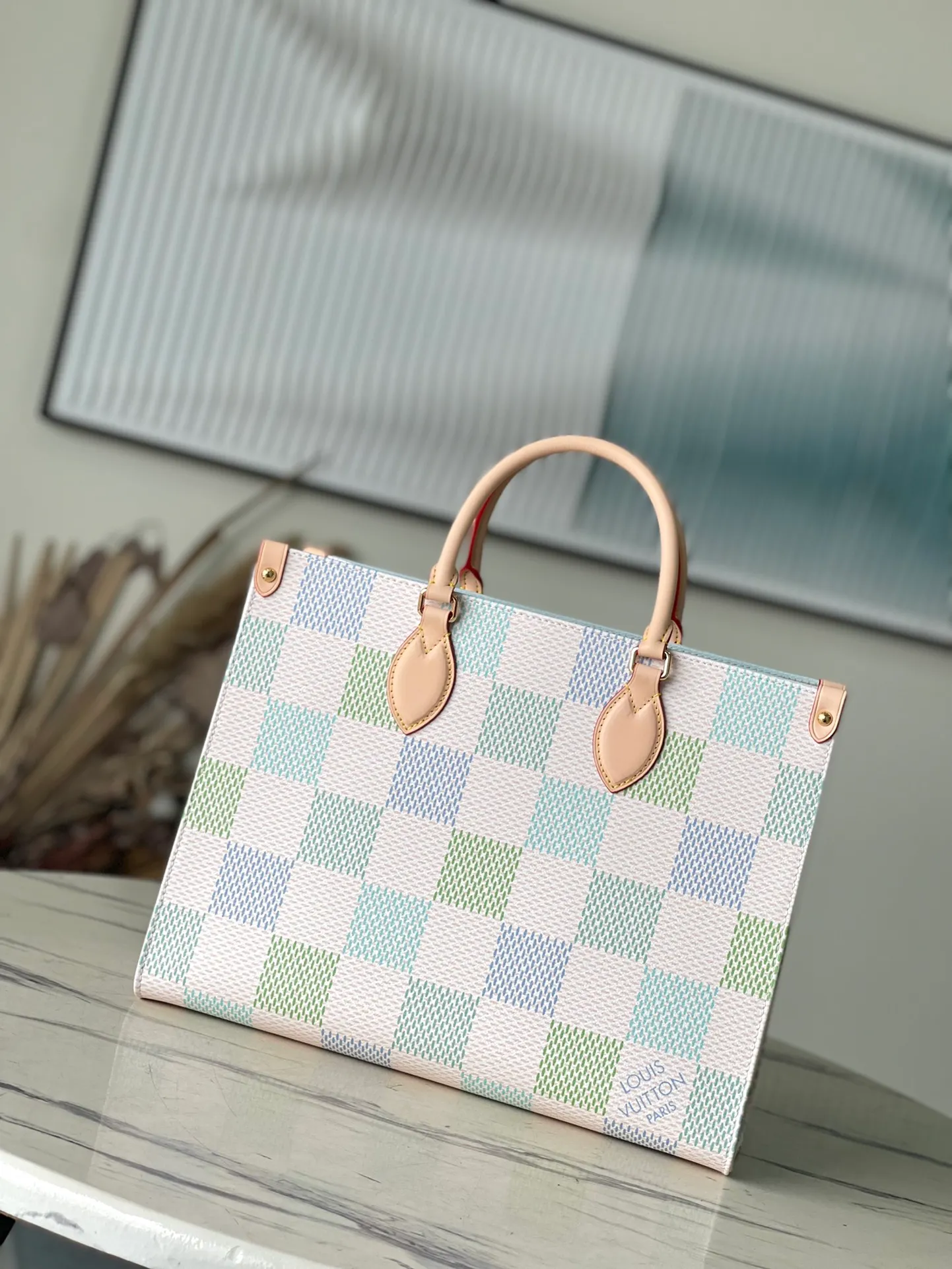 💰980 Top Original Order N40518 This OnTheGo medium handbag is made of Damier Giant canvas diffusely dyed in pastel colors. Ample configuration can accommodate a 13-inch laptop. Leather handles and a slim interior strap provide additional carrying options. Dimensions: 35 × 27 × 14 cm