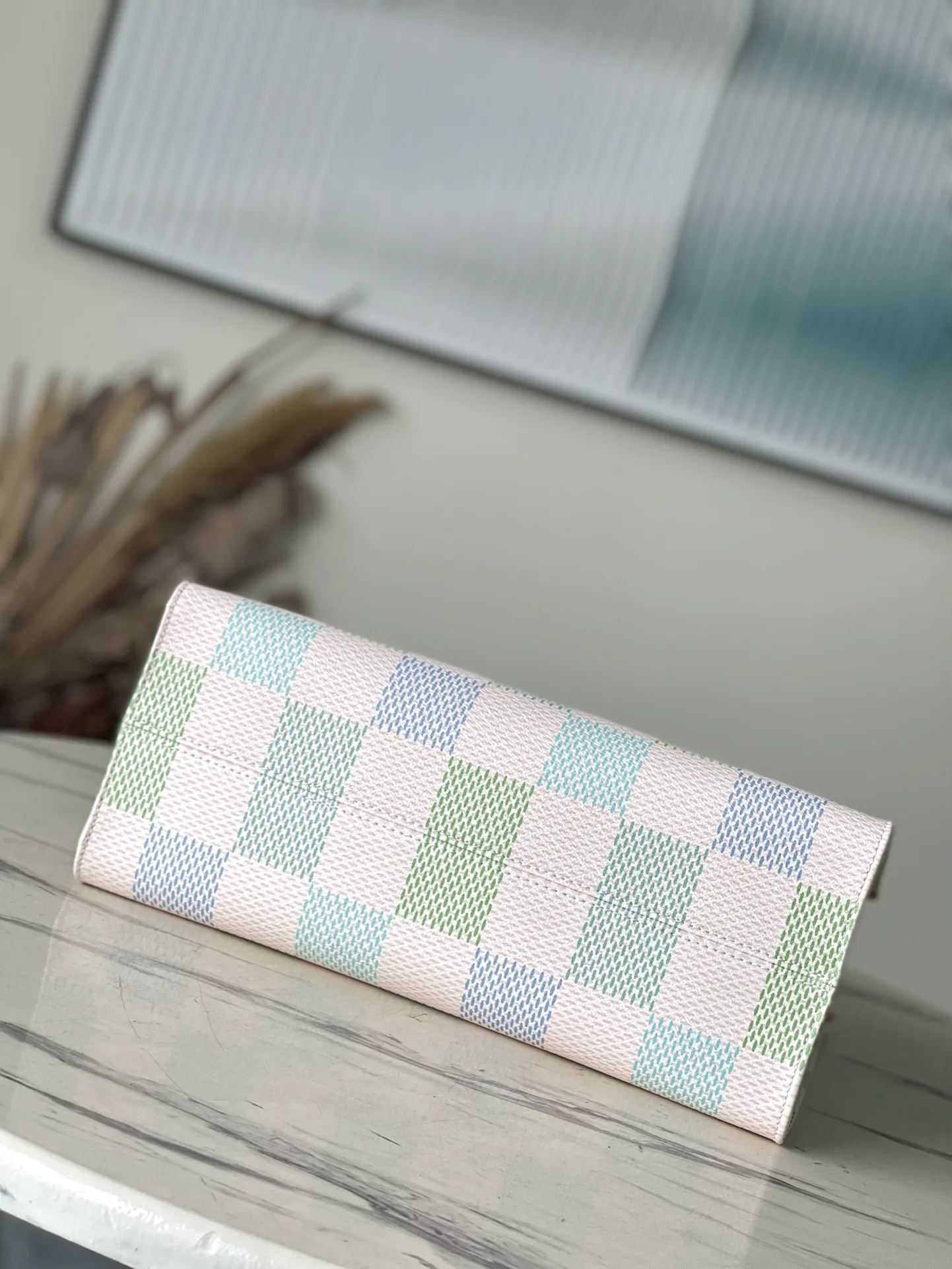 💰980 Top Original Order N40518 This OnTheGo medium handbag is made of Damier Giant canvas diffusely dyed in pastel colors. Ample configuration can accommodate a 13-inch laptop. Leather handles and a slim interior strap provide additional carrying options. Dimensions: 35 × 27 × 14 cm