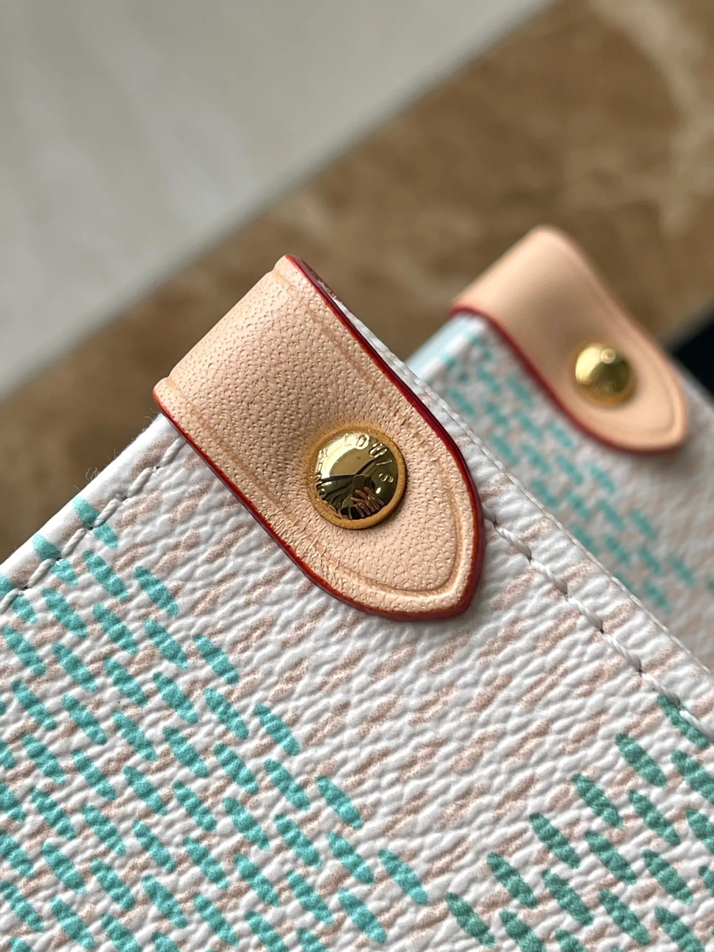 💰980 Top Original Order N40518 This OnTheGo medium handbag is made of Damier Giant canvas diffusely dyed in pastel colors. Ample configuration can accommodate a 13-inch laptop. Leather handles and a slim interior strap provide additional carrying options. Dimensions: 35 × 27 × 14 cm