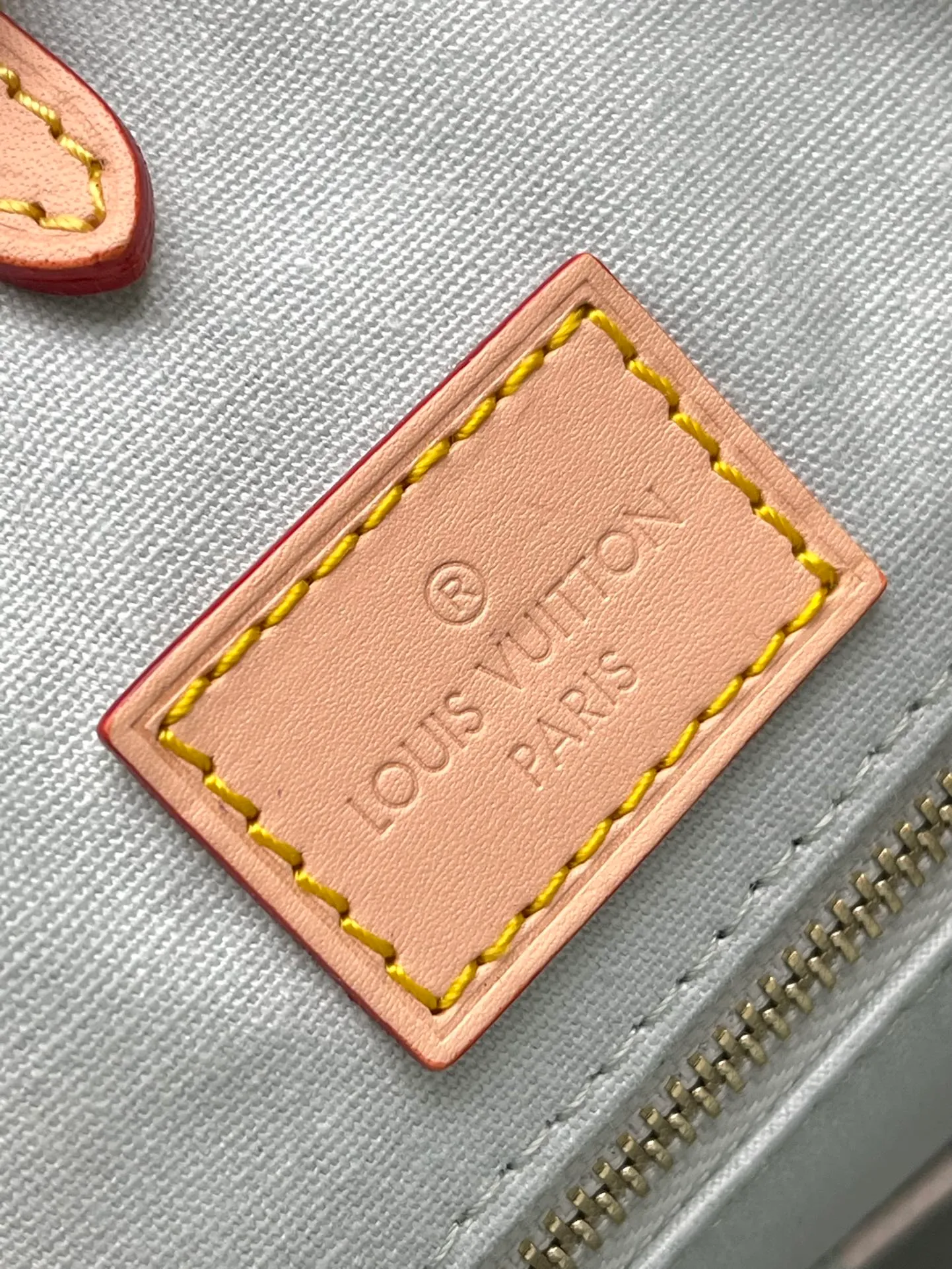 💰980 Top Original Order N40518 This OnTheGo medium handbag is made of Damier Giant canvas diffusely dyed in pastel colors. Ample configuration can accommodate a 13-inch laptop. Leather handles and a slim interior strap provide additional carrying options. Dimensions: 35 × 27 × 14 cm