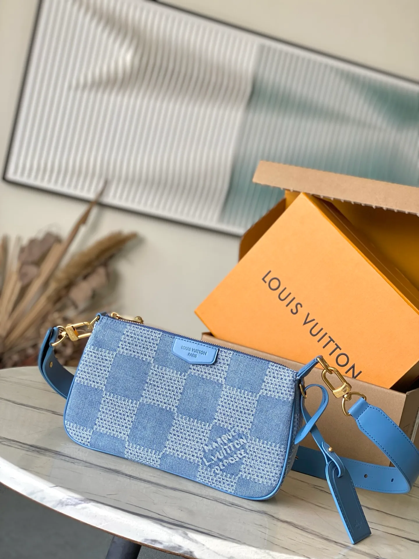 💰780 Top original order N00204 This Pochette AccessoireXL handbag is made of Damier Denim 3D cotton canvas, showing Pharrell Williams' creative interpretation of the Damier pattern, reinterpreting the classic design born in the 1990s with a handsome style. The perfect size includes a generous zippered main compartment and interior patch pockets, making it a perfect choice for everyday travel. Dimensions: 28 × 16.5 × 9 cm