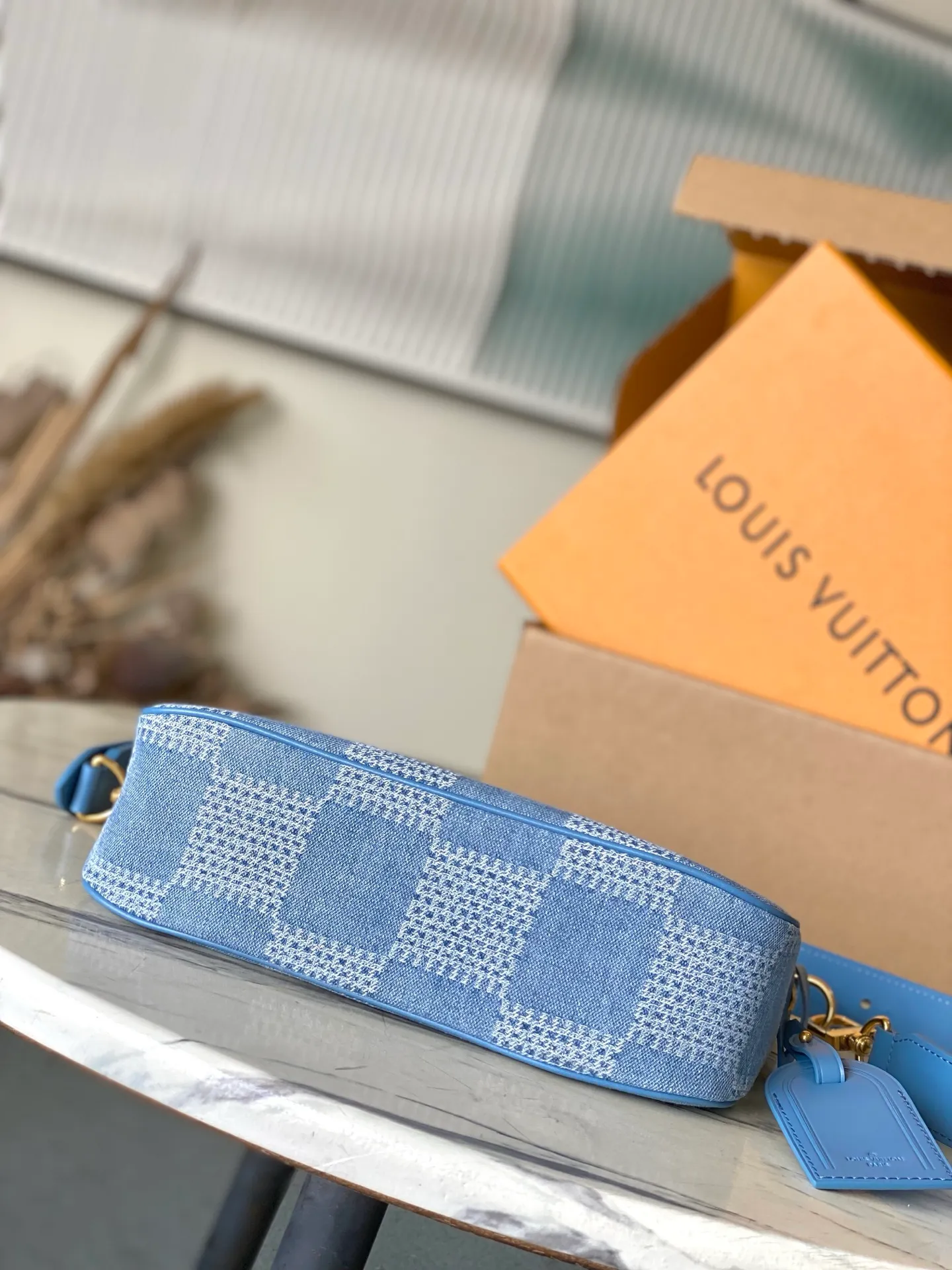 💰780 Top original order N00204 This Pochette AccessoireXL handbag is made of Damier Denim 3D cotton canvas, showing Pharrell Williams' creative interpretation of the Damier pattern, reinterpreting the classic design born in the 1990s with a handsome style. The perfect size includes a generous zippered main compartment and interior patch pockets, making it a perfect choice for everyday travel. Dimensions: 28 × 16.5 × 9 cm