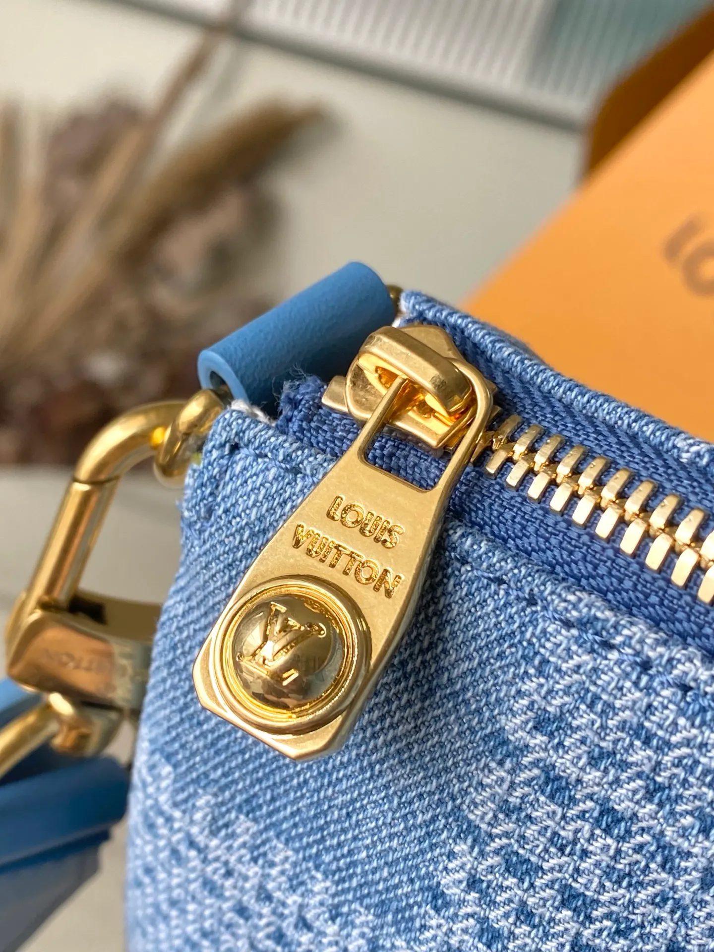 💰780 Top original order N00204 This Pochette AccessoireXL handbag is made of Damier Denim 3D cotton canvas, showing Pharrell Williams' creative interpretation of the Damier pattern, reinterpreting the classic design born in the 1990s with a handsome style. The perfect size includes a generous zippered main compartment and interior patch pockets, making it a perfect choice for everyday travel. Dimensions: 28 × 16.5 × 9 cm