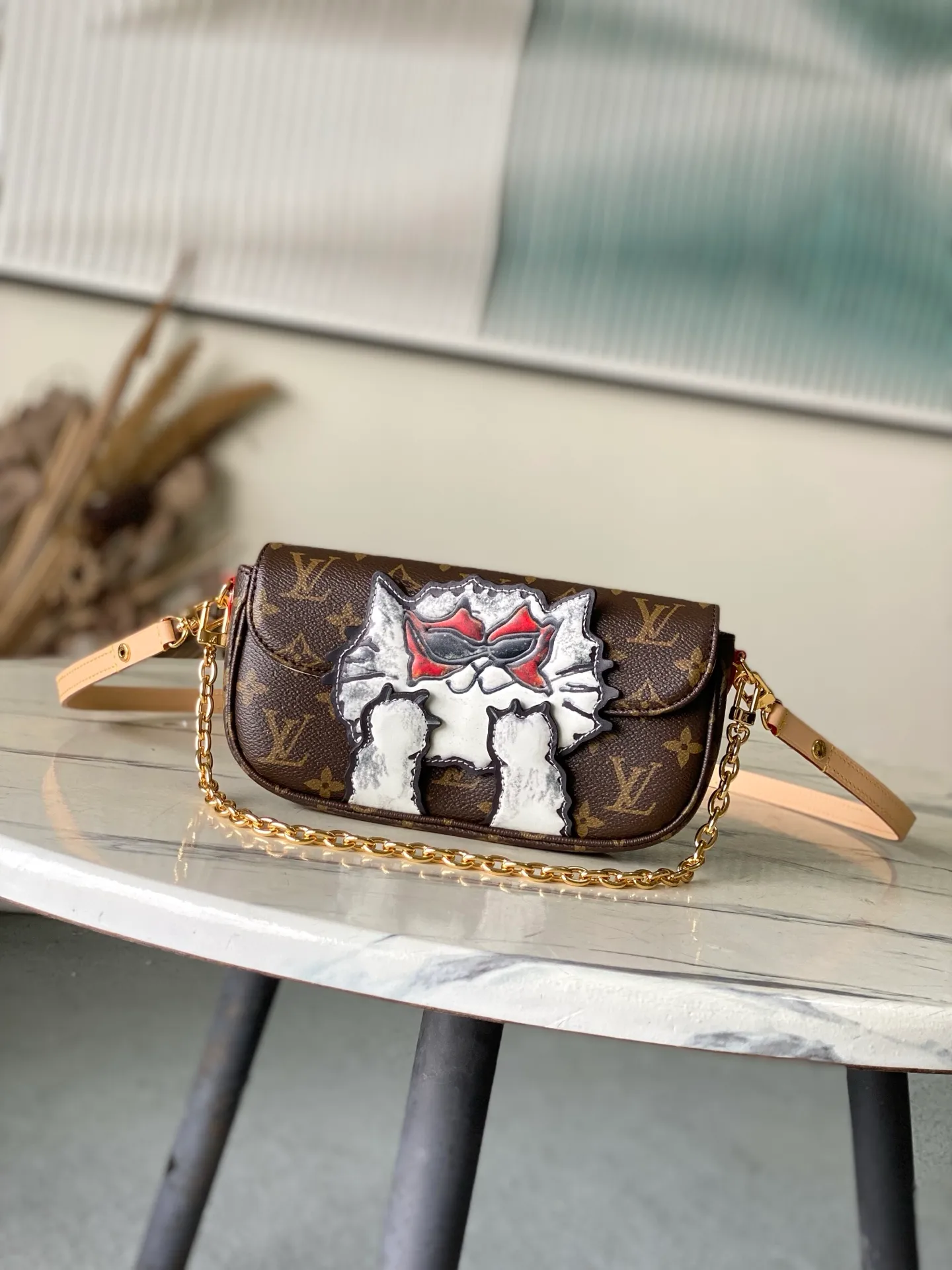 💰940 Top Original Order M15148 LV Travels With Grace Coddington series launches this Wallet On Chain lvy handbag, which presents hand-painted cat illustrations on Monogram canvas, telling the artist's love for cats. The detachable metal chain unlocks multiple carrying options, and the interior features patch pockets, zipper pockets and card compartments. Dimensions: 23.5 × 12 × 4.3 cm