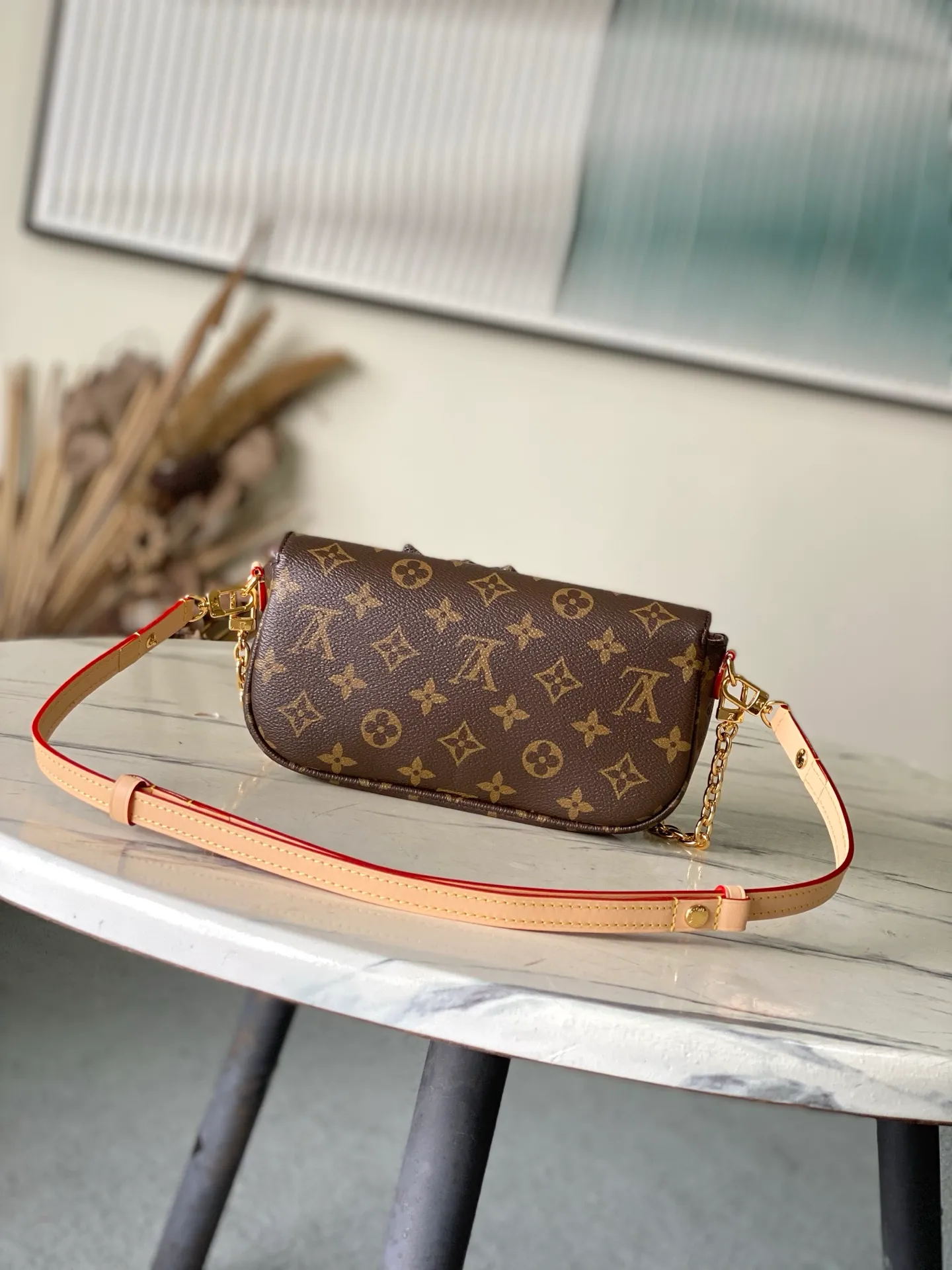 💰940 Top Original Order M15148 LV Travels With Grace Coddington series launches this Wallet On Chain lvy handbag, which presents hand-painted cat illustrations on Monogram canvas, telling the artist's love for cats. The detachable metal chain unlocks multiple carrying options, and the interior features patch pockets, zipper pockets and card compartments. Dimensions: 23.5 × 12 × 4.3 cm