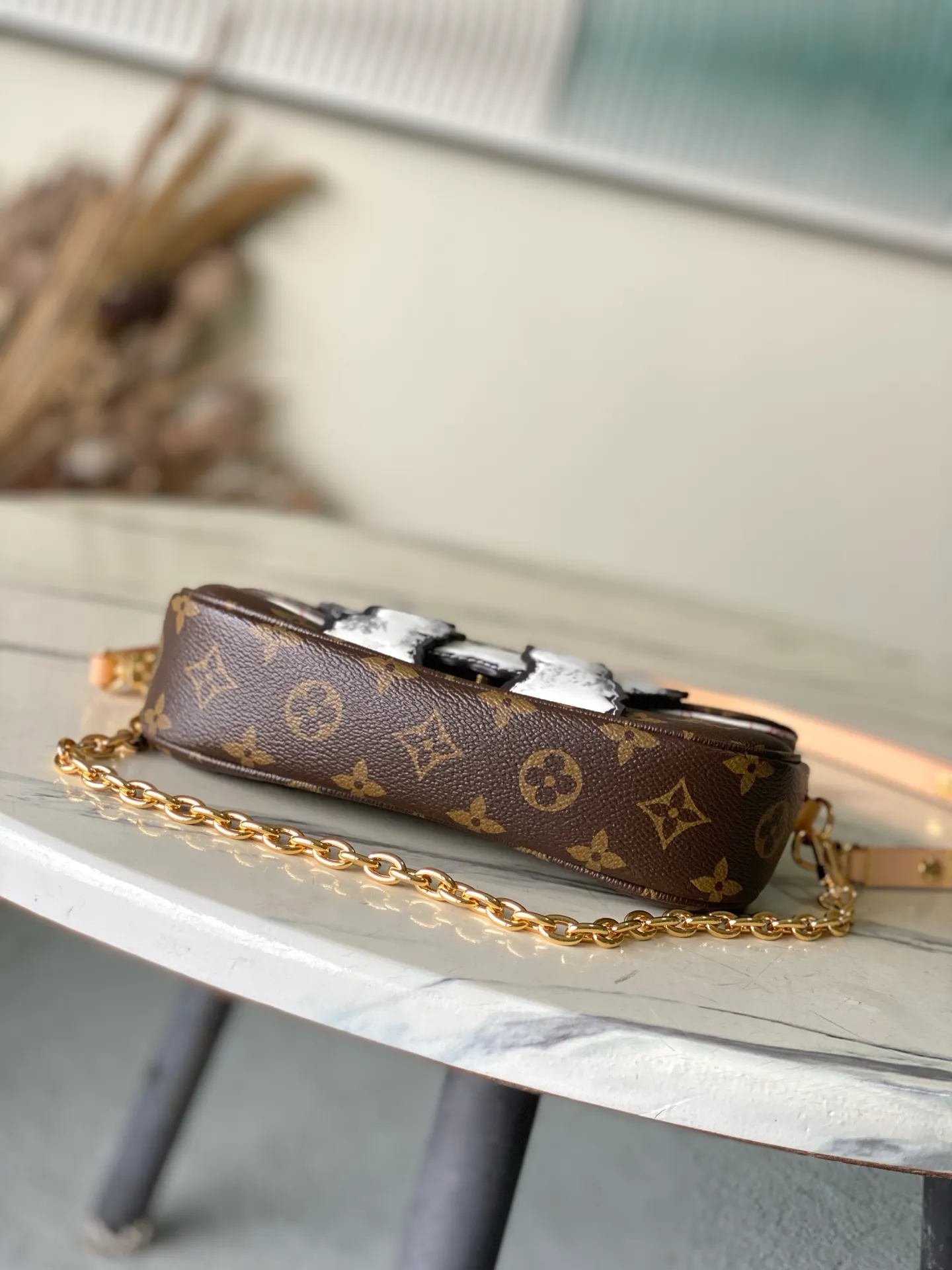 💰940 Top Original Order M15148 LV Travels With Grace Coddington series launches this Wallet On Chain lvy handbag, which presents hand-painted cat illustrations on Monogram canvas, telling the artist's love for cats. The detachable metal chain unlocks multiple carrying options, and the interior features patch pockets, zipper pockets and card compartments. Dimensions: 23.5 × 12 × 4.3 cm