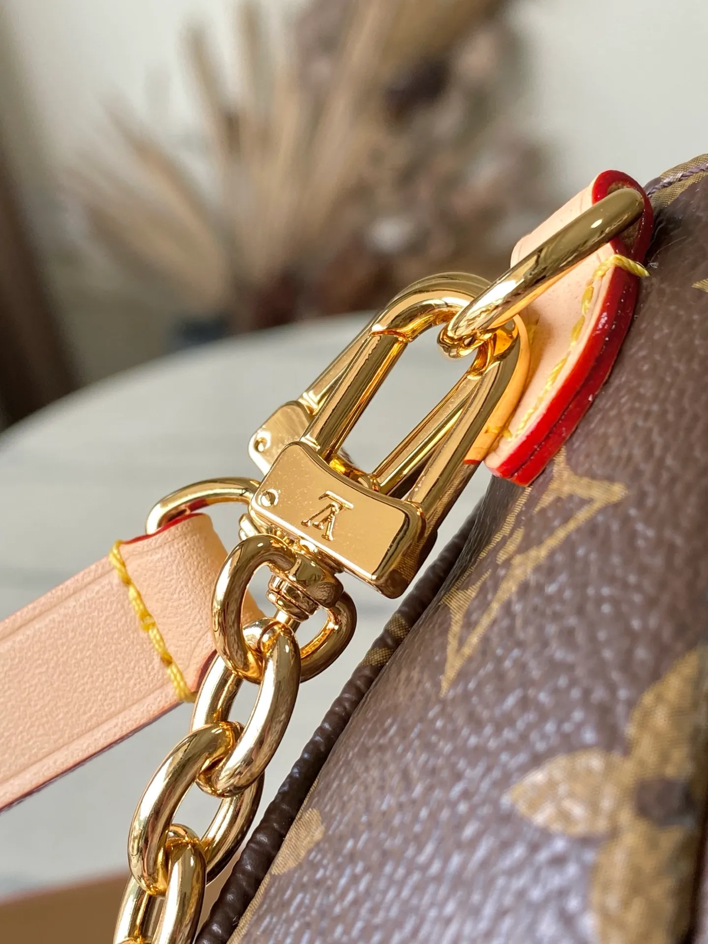 💰940 Top Original Order M15148 LV Travels With Grace Coddington series launches this Wallet On Chain lvy handbag, which presents hand-painted cat illustrations on Monogram canvas, telling the artist's love for cats. The detachable metal chain unlocks multiple carrying options, and the interior features patch pockets, zipper pockets and card compartments. Dimensions: 23.5 × 12 × 4.3 cm