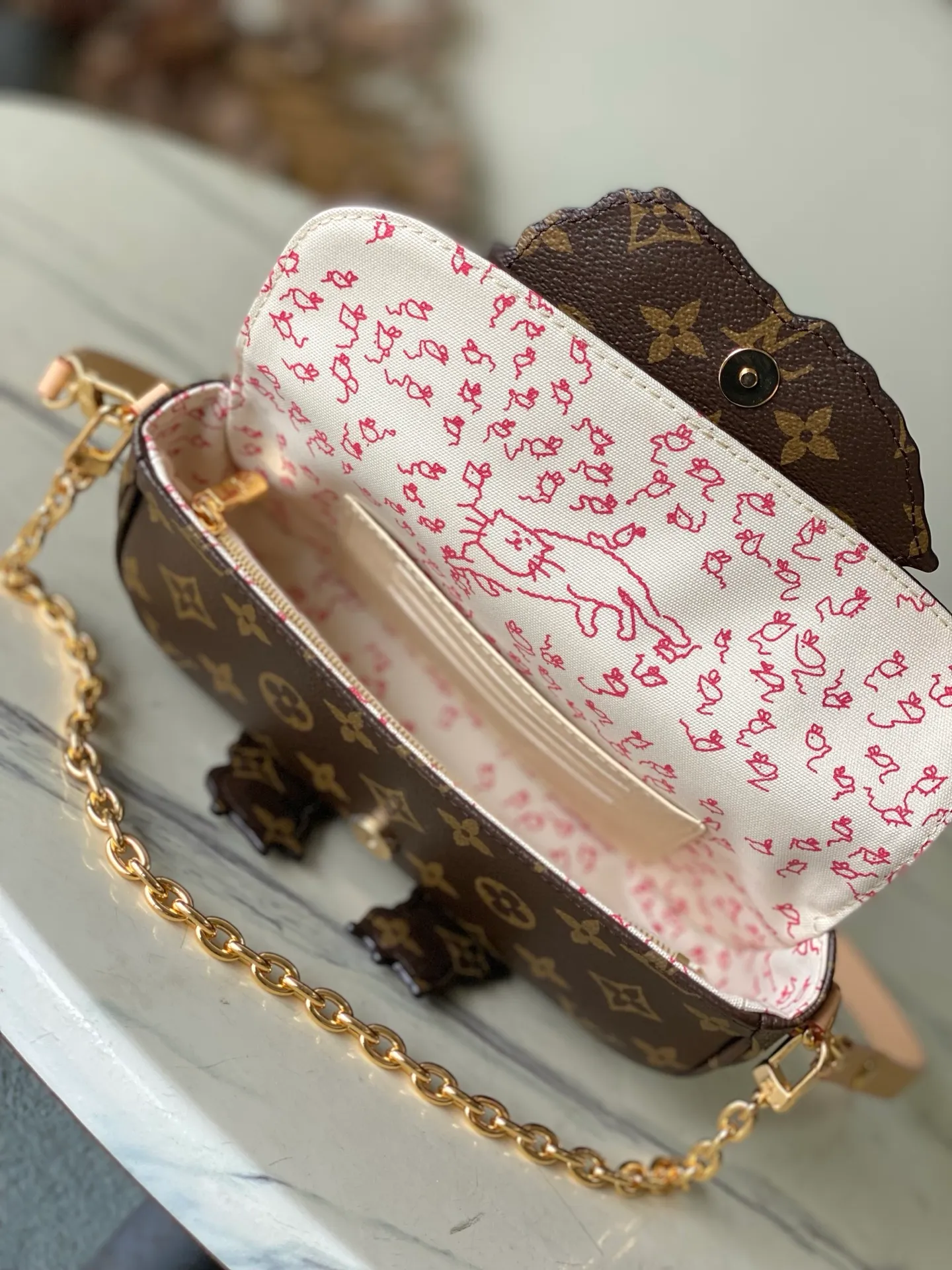 💰940 Top Original Order M15148 LV Travels With Grace Coddington series launches this Wallet On Chain lvy handbag, which presents hand-painted cat illustrations on Monogram canvas, telling the artist's love for cats. The detachable metal chain unlocks multiple carrying options, and the interior features patch pockets, zipper pockets and card compartments. Dimensions: 23.5 × 12 × 4.3 cm