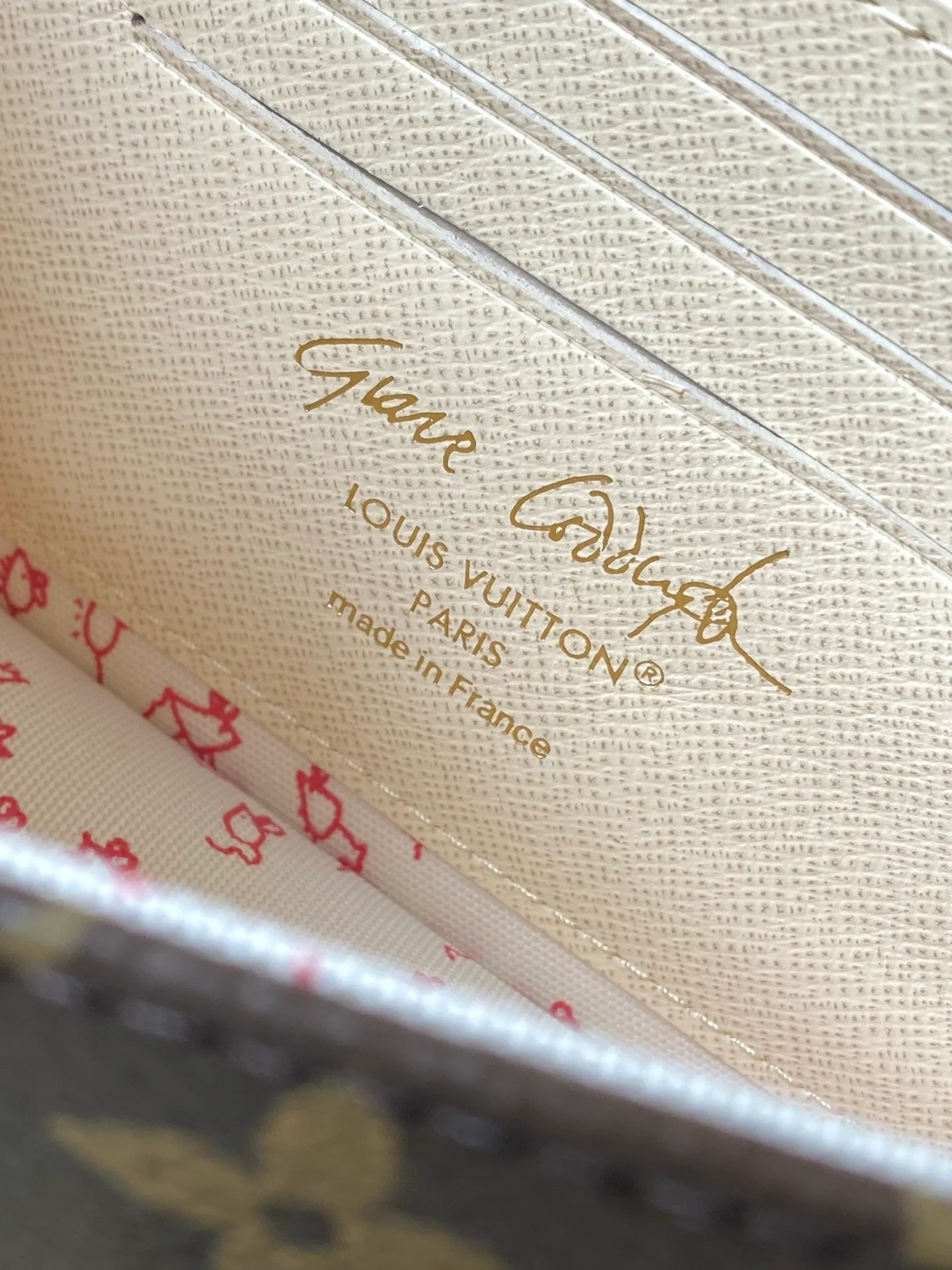 💰940 Top Original Order M15148 LV Travels With Grace Coddington series launches this Wallet On Chain lvy handbag, which presents hand-painted cat illustrations on Monogram canvas, telling the artist's love for cats. The detachable metal chain unlocks multiple carrying options, and the interior features patch pockets, zipper pockets and card compartments. Dimensions: 23.5 × 12 × 4.3 cm