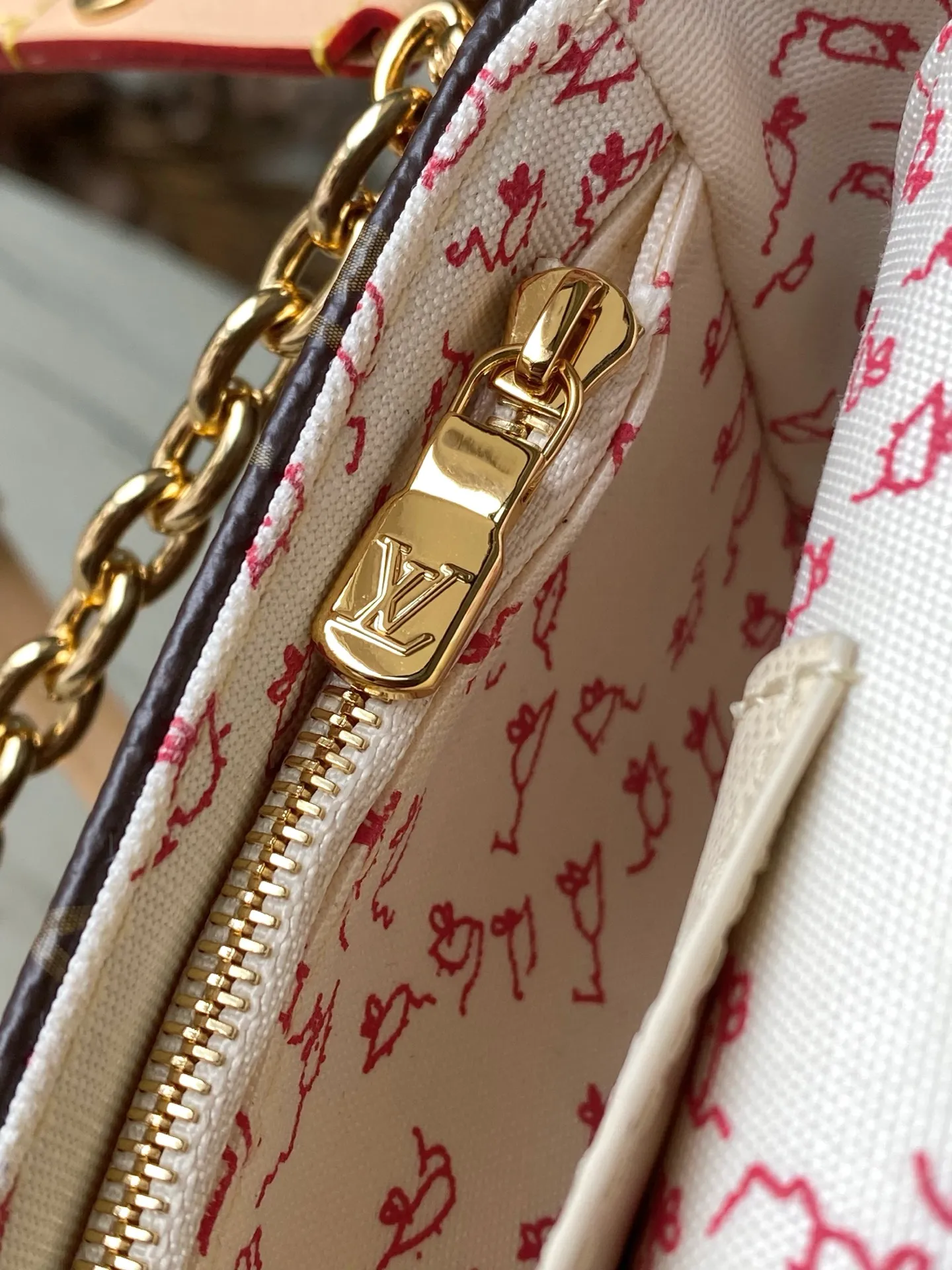 💰940 Top Original Order M15148 LV Travels With Grace Coddington series launches this Wallet On Chain lvy handbag, which presents hand-painted cat illustrations on Monogram canvas, telling the artist's love for cats. The detachable metal chain unlocks multiple carrying options, and the interior features patch pockets, zipper pockets and card compartments. Dimensions: 23.5 × 12 × 4.3 cm