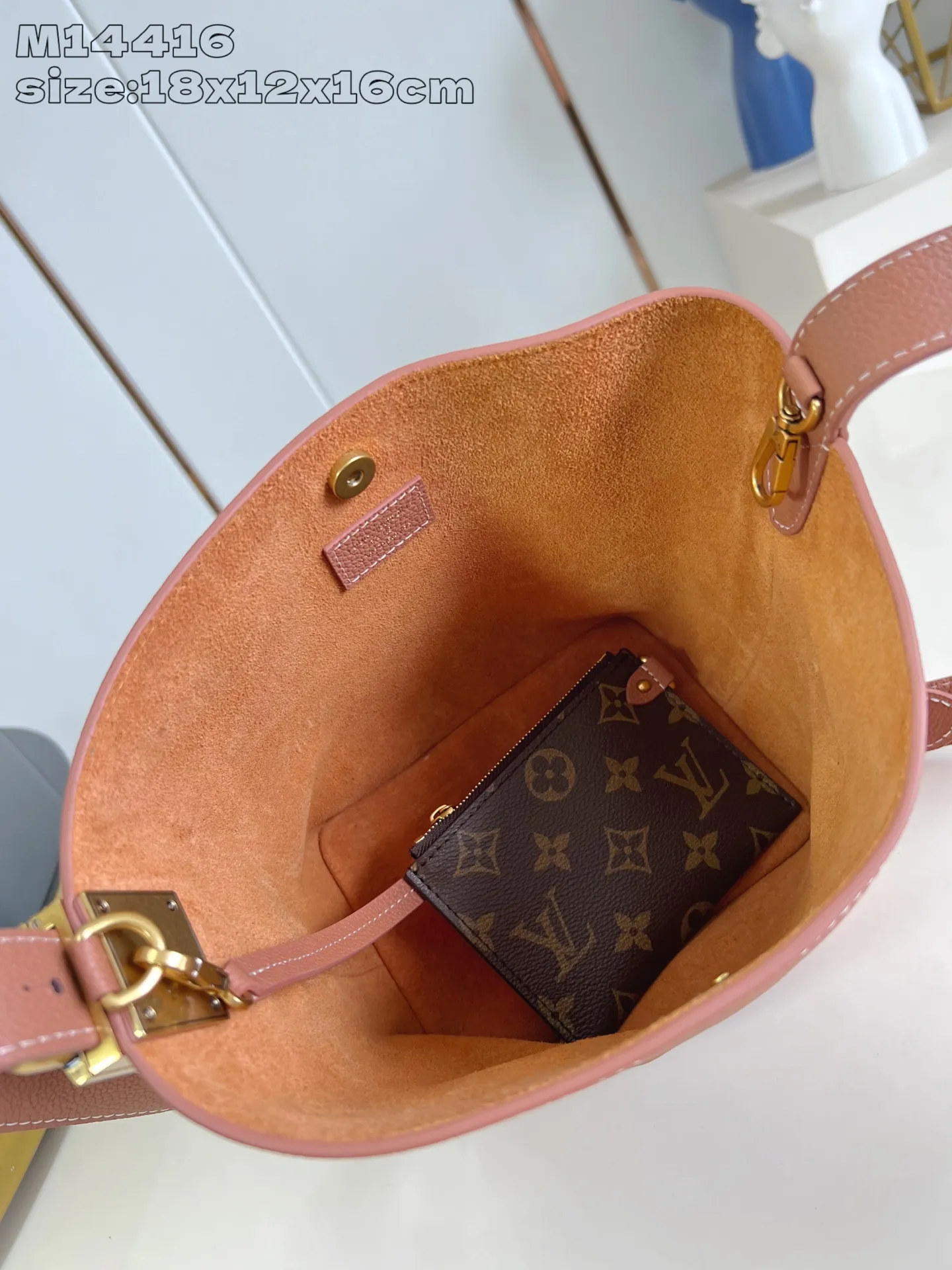 💰1080 (top-grain leather) top-grade original individual real shot M14416 brown/early version] This All In BB handbag is from the Low Key series. It is made of grained cow leather to create a compact bucket bag configuration, which can be carried in a variety of ways for day and night occasions. The distressed metal pieces convey a retro feel, while the LV padlock and removable Monogram pocket highlight the brand's style. 18 x 12 x 16 cm (height x width x length)