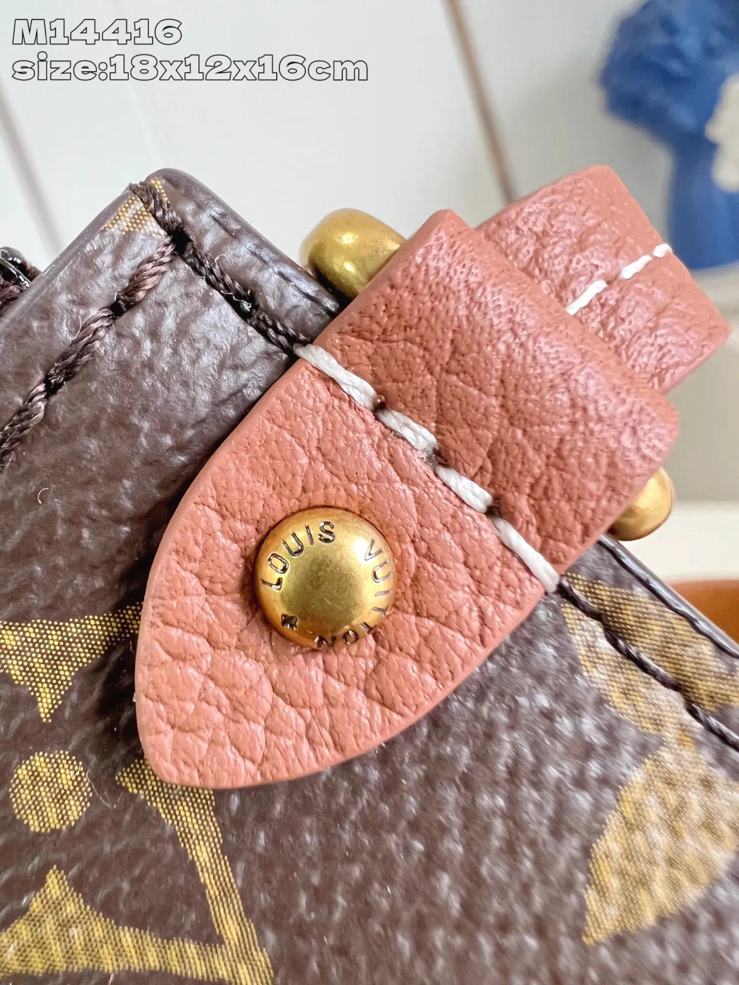 💰1080 (top-grain leather) top-grade original individual real shot M14416 brown/early version] This All In BB handbag is from the Low Key series. It is made of grained cow leather to create a compact bucket bag configuration, which can be carried in a variety of ways for day and night occasions. The distressed metal pieces convey a retro feel, while the LV padlock and removable Monogram pocket highlight the brand's style. 18 x 12 x 16 cm (height x width x length)