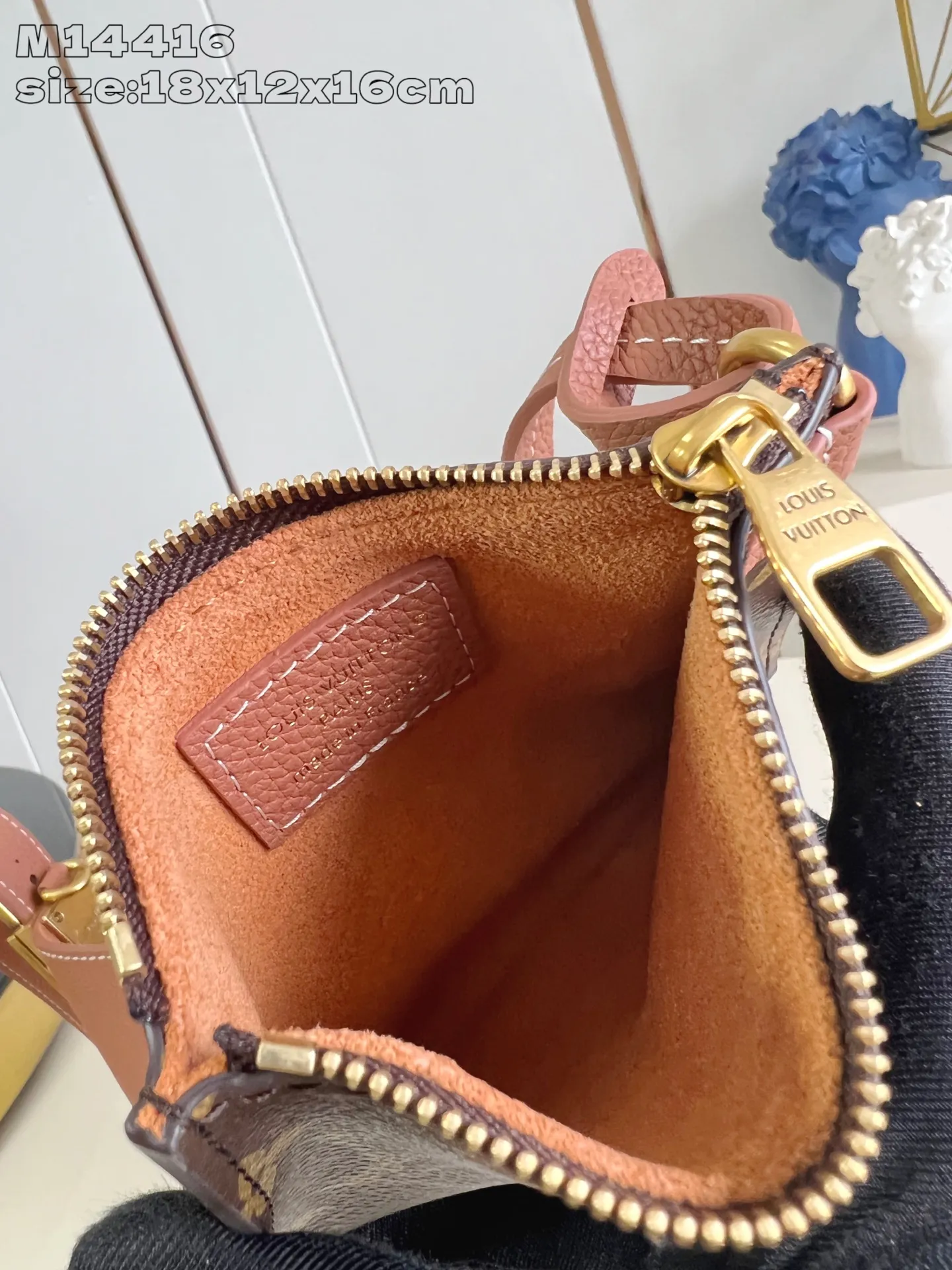 💰1080 (top-grain leather) top-grade original individual real shot M14416 brown/early version] This All In BB handbag is from the Low Key series. It is made of grained cow leather to create a compact bucket bag configuration, which can be carried in a variety of ways for day and night occasions. The distressed metal pieces convey a retro feel, while the LV padlock and removable Monogram pocket highlight the brand's style. 18 x 12 x 16 cm (height x width x length)