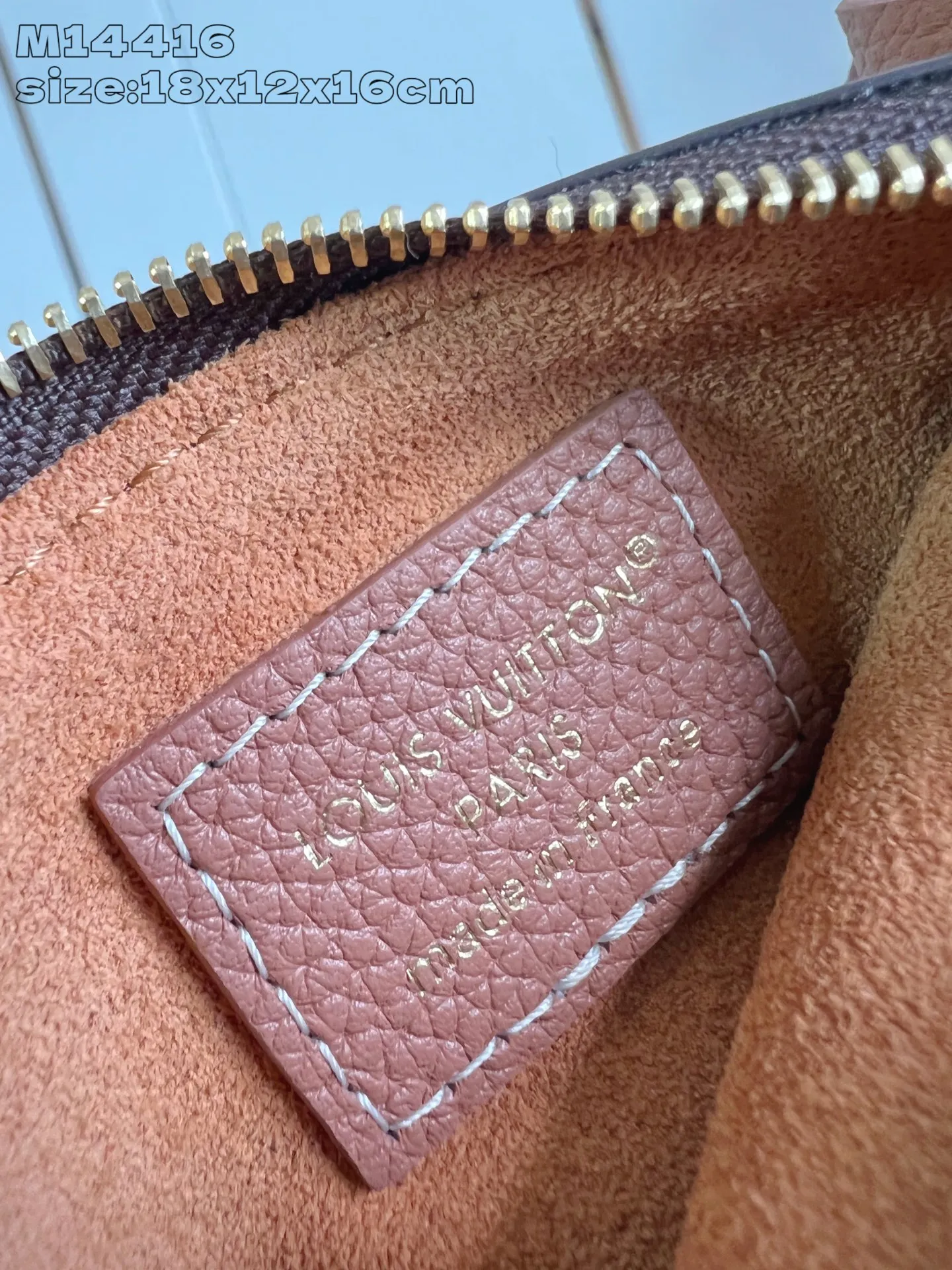 💰1080 (top-grain leather) top-grade original individual real shot M14416 brown/early version] This All In BB handbag is from the Low Key series. It is made of grained cow leather to create a compact bucket bag configuration, which can be carried in a variety of ways for day and night occasions. The distressed metal pieces convey a retro feel, while the LV padlock and removable Monogram pocket highlight the brand's style. 18 x 12 x 16 cm (height x width x length)