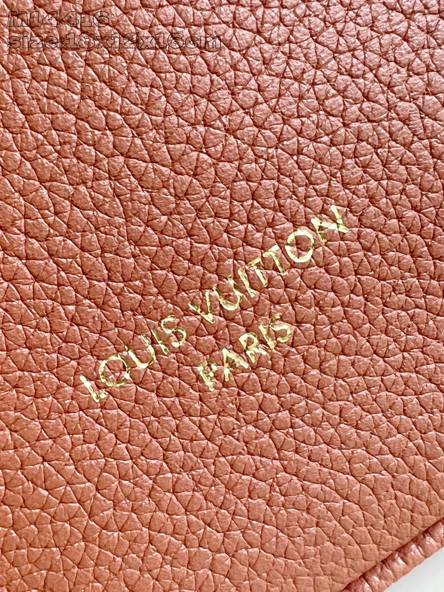 💰1080 (top-grain leather) top-grade original individual real shot M14416 brown/early version] This All In BB handbag is from the Low Key series. It is made of grained cow leather to create a compact bucket bag configuration, which can be carried in a variety of ways for day and night occasions. The distressed metal pieces convey a retro feel, while the LV padlock and removable Monogram pocket highlight the brand's style. 18 x 12 x 16 cm (height x width x length)