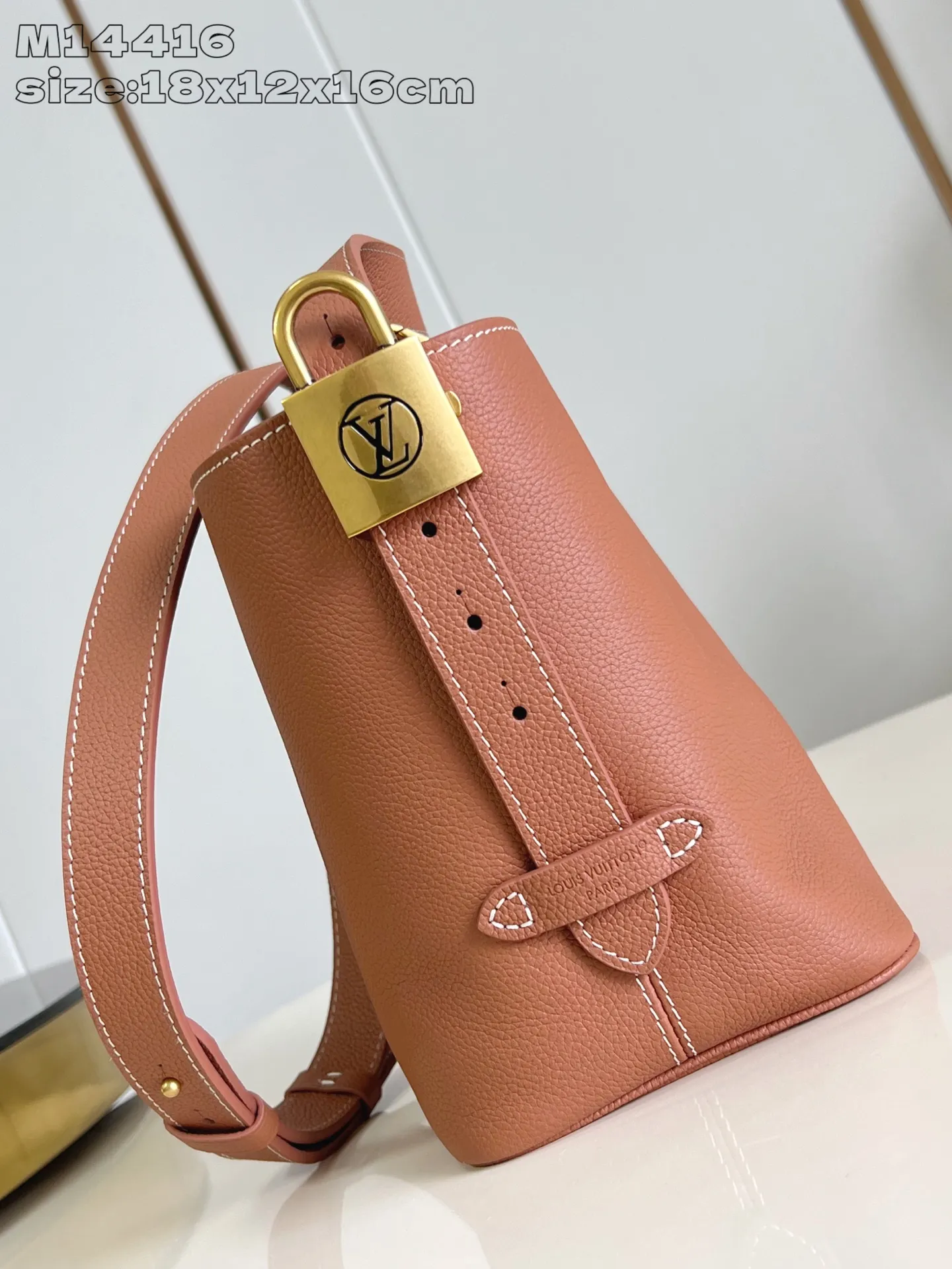 💰1080 (top-grain leather) top-grade original individual real shot M14416 brown/early version] This All In BB handbag is from the Low Key series. It is made of grained cow leather to create a compact bucket bag configuration, which can be carried in a variety of ways for day and night occasions. The distressed metal pieces convey a retro feel, while the LV padlock and removable Monogram pocket highlight the brand's style. 18 x 12 x 16 cm (height x width x length)