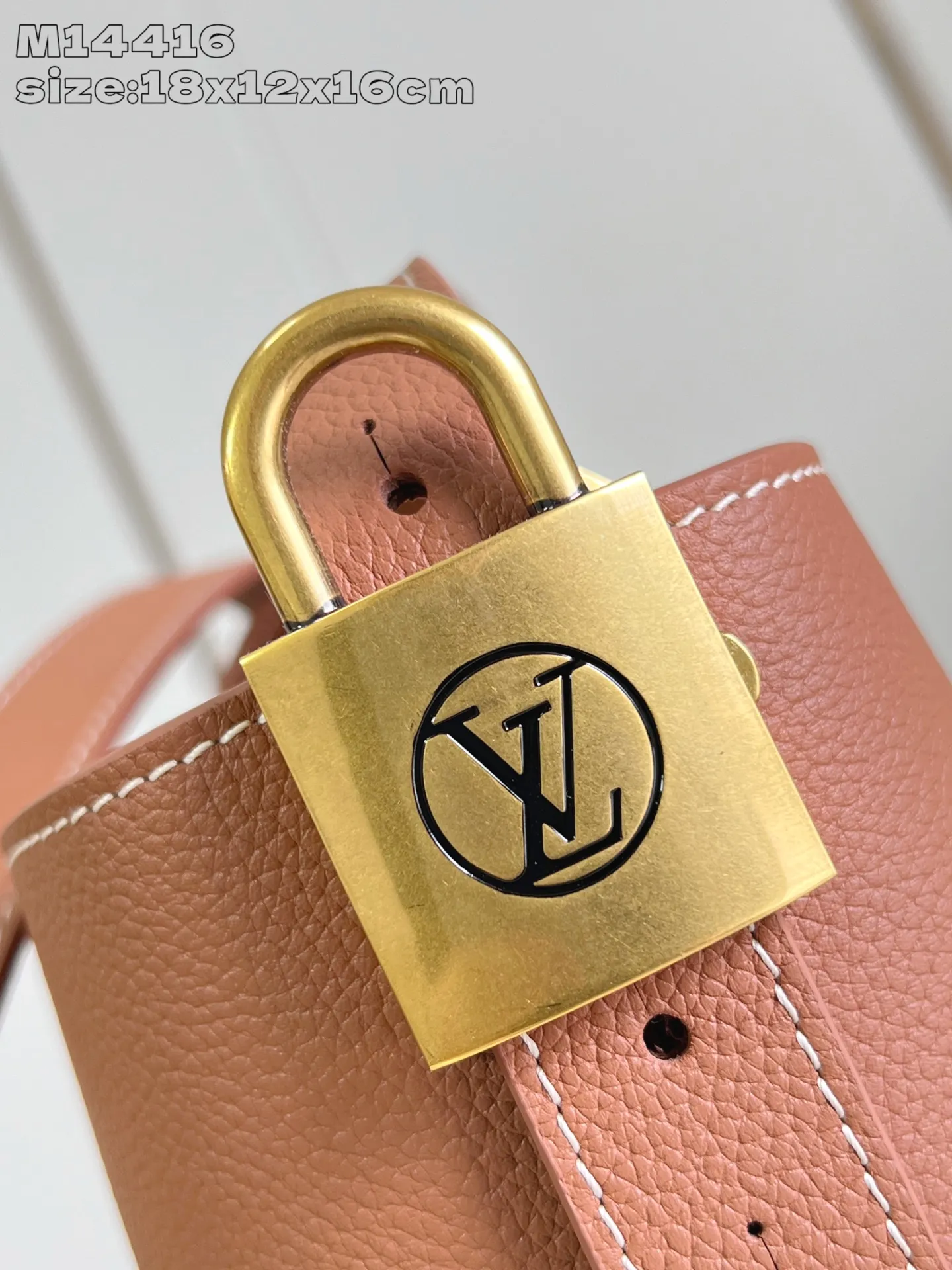 💰1080 (top-grain leather) top-grade original individual real shot M14416 brown/early version] This All In BB handbag is from the Low Key series. It is made of grained cow leather to create a compact bucket bag configuration, which can be carried in a variety of ways for day and night occasions. The distressed metal pieces convey a retro feel, while the LV padlock and removable Monogram pocket highlight the brand's style. 18 x 12 x 16 cm (height x width x length)