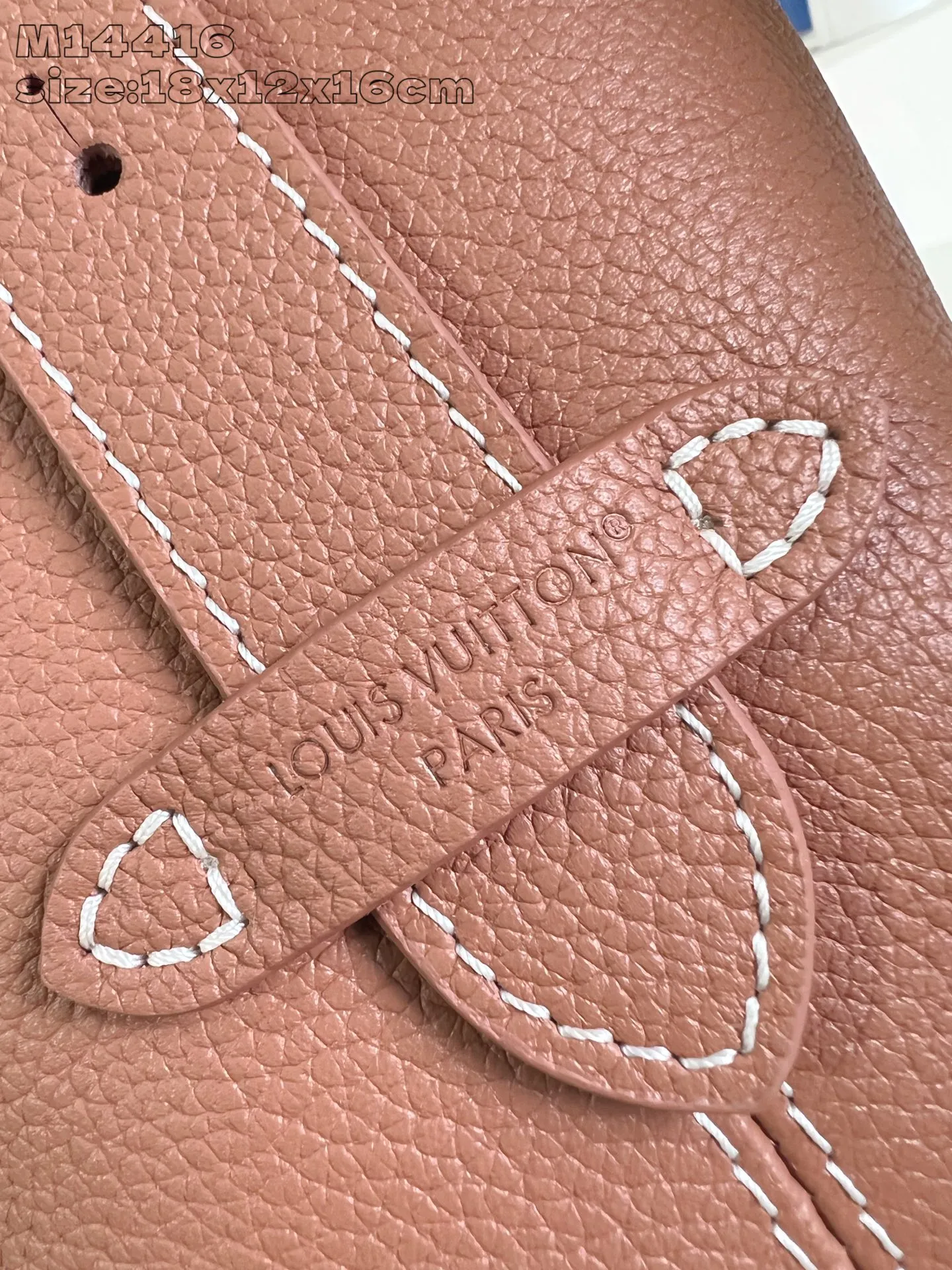 💰1080 (top-grain leather) top-grade original individual real shot M14416 brown/early version] This All In BB handbag is from the Low Key series. It is made of grained cow leather to create a compact bucket bag configuration, which can be carried in a variety of ways for day and night occasions. The distressed metal pieces convey a retro feel, while the LV padlock and removable Monogram pocket highlight the brand's style. 18 x 12 x 16 cm (height x width x length)