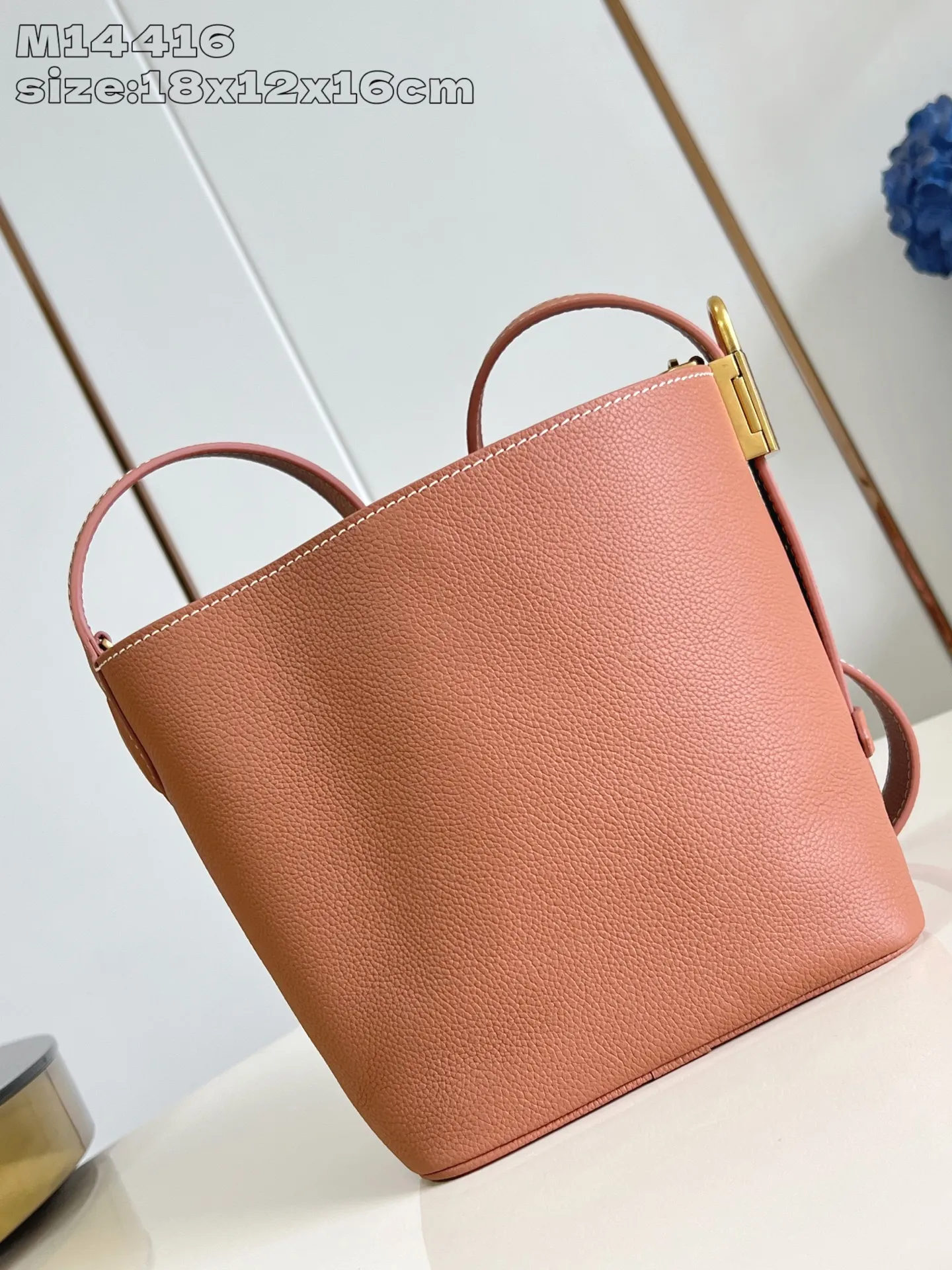 💰1080 (top-grain leather) top-grade original individual real shot M14416 brown/early version] This All In BB handbag is from the Low Key series. It is made of grained cow leather to create a compact bucket bag configuration, which can be carried in a variety of ways for day and night occasions. The distressed metal pieces convey a retro feel, while the LV padlock and removable Monogram pocket highlight the brand's style. 18 x 12 x 16 cm (height x width x length)