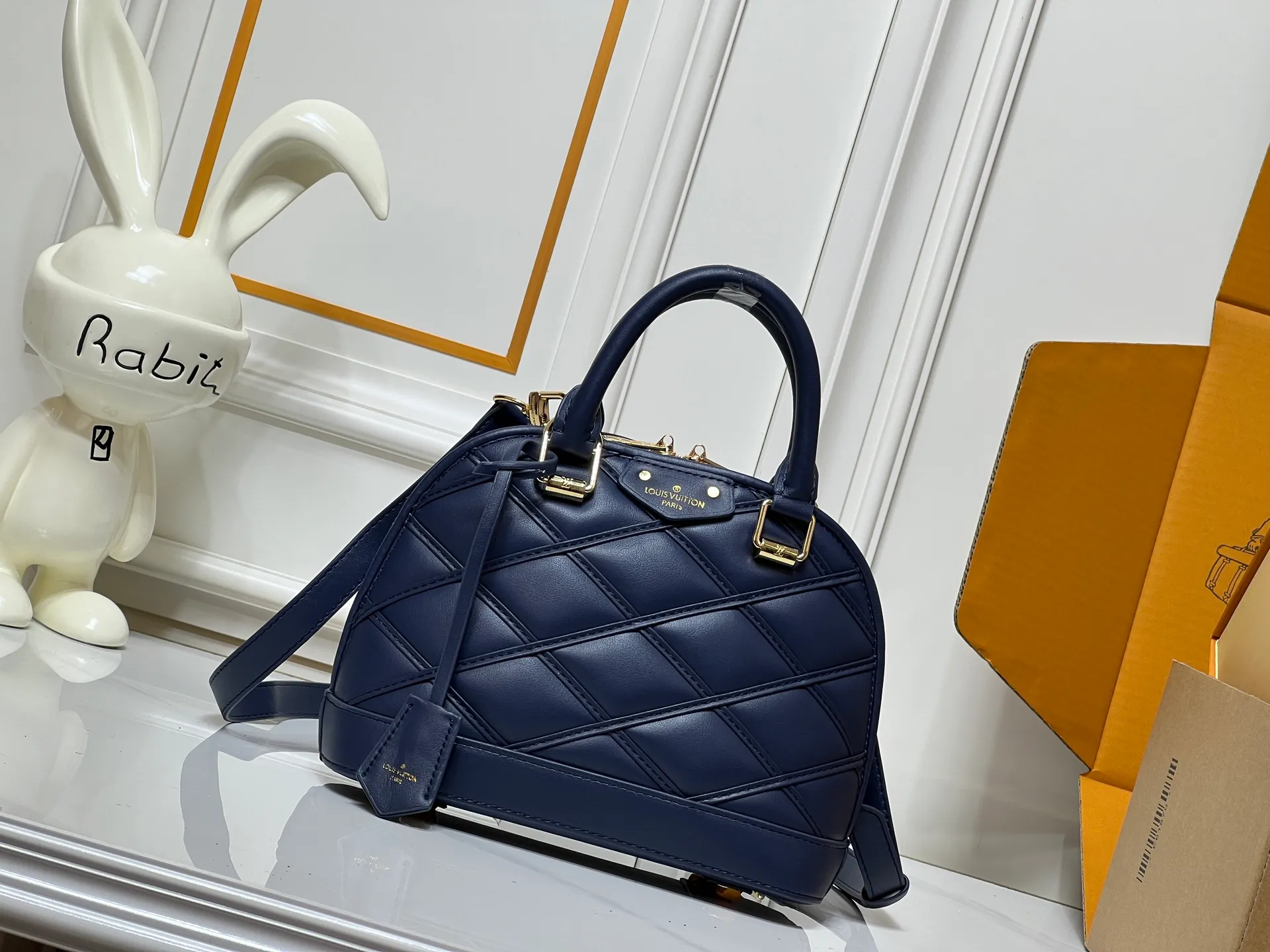 Batch 380💰M83048 M53152 This Nano Alma handbag is a pocket-sized version of Louis Vuitton's classic Alma handbag. It is paved with Malletage quilting pattern in comfortable soft sheep leather, recalling the diamond inner panel of the brand's traditional hard case. The elegant handle, dazzling chain and detachable and adjustable leather shoulder strap enable a variety of carrying styles. Dimensions: 23.5x17.5x11.5cm