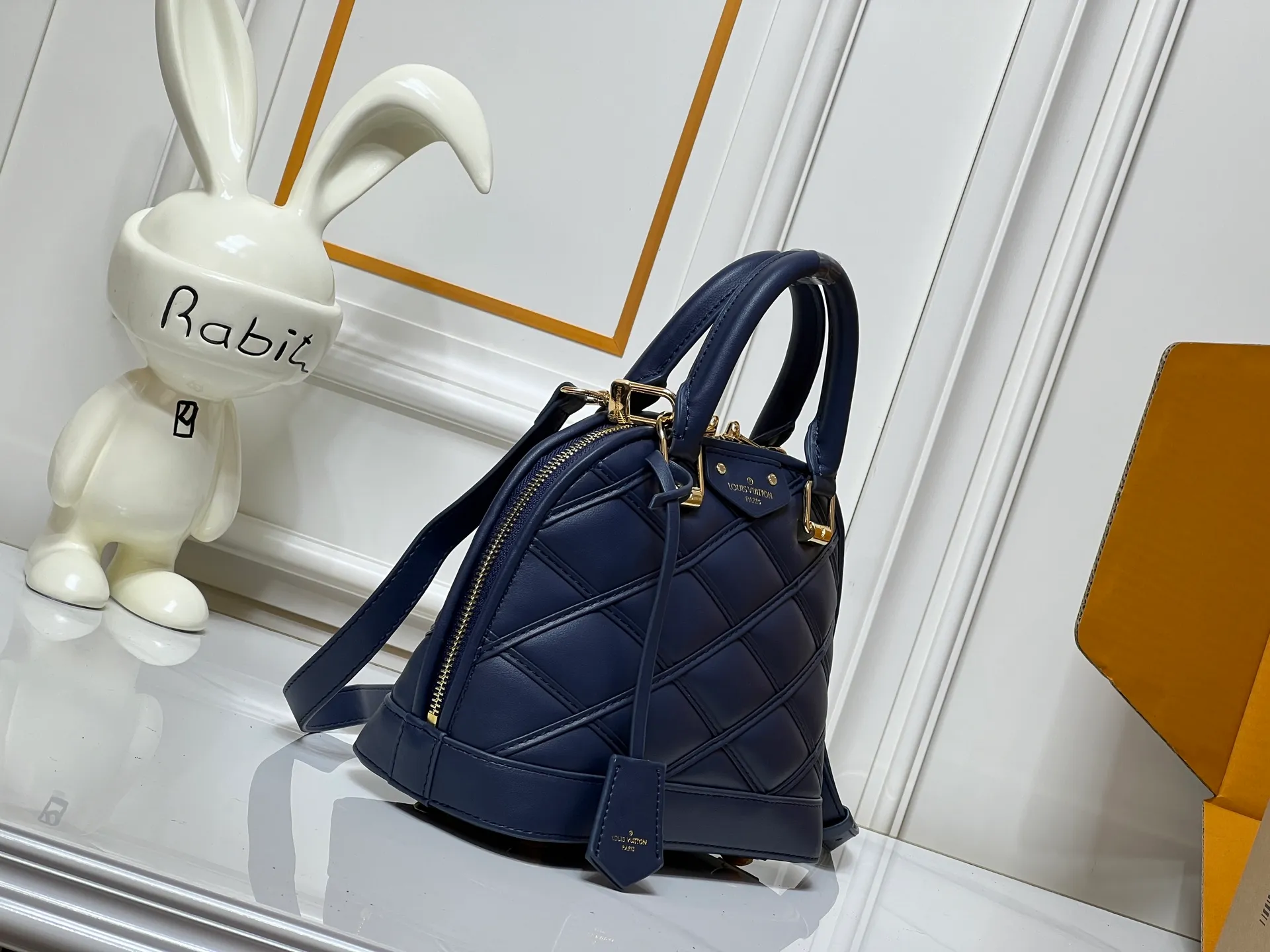 Batch 380💰M83048 M53152 This Nano Alma handbag is a pocket-sized version of Louis Vuitton's classic Alma handbag. It is paved with Malletage quilting pattern in comfortable soft sheep leather, recalling the diamond inner panel of the brand's traditional hard case. The elegant handle, dazzling chain and detachable and adjustable leather shoulder strap enable a variety of carrying styles. Dimensions: 23.5x17.5x11.5cm